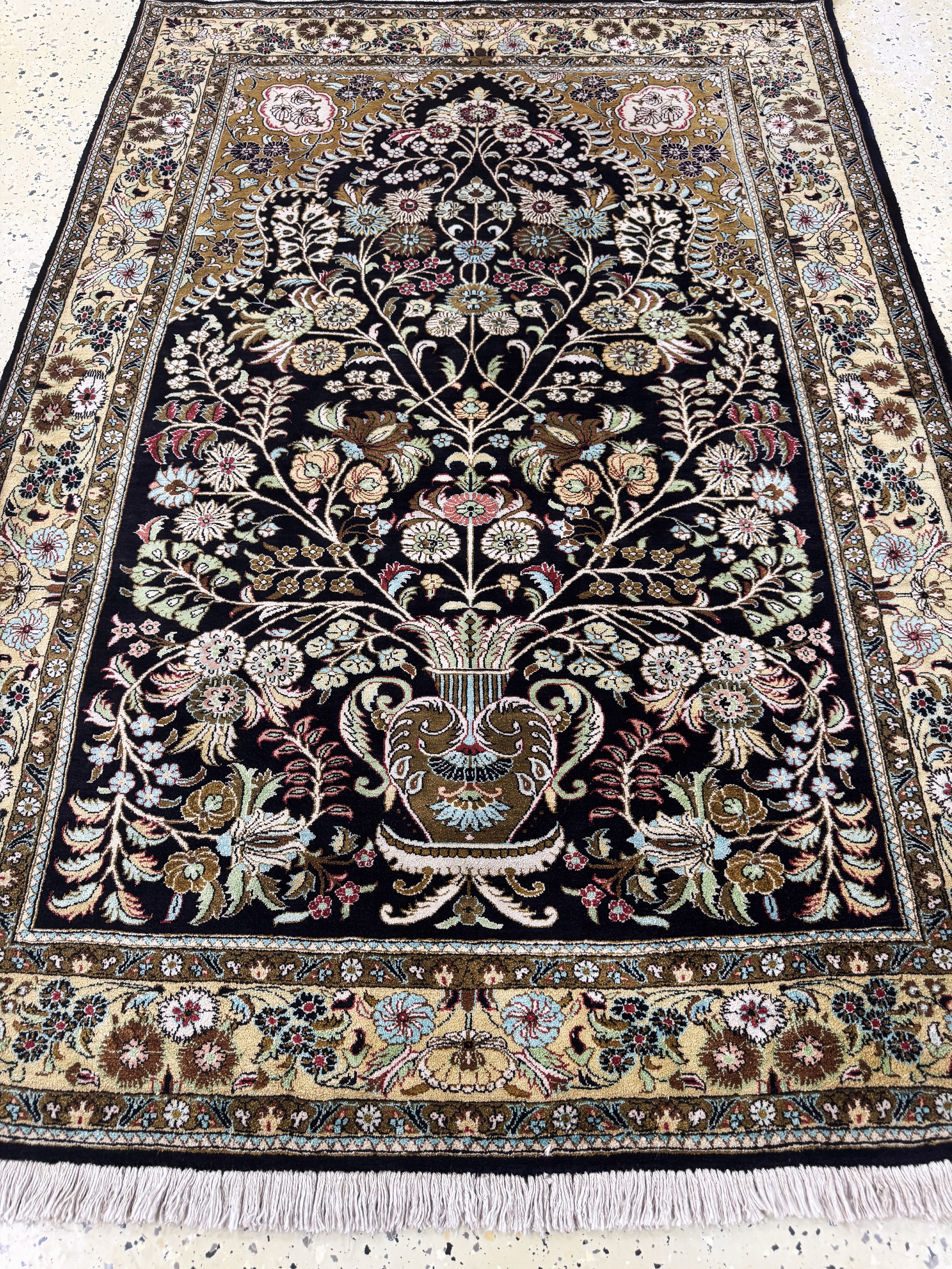 Detail d: Ghom Seide, Persien, Mitte 20.Jhd, reine Naturseide, ca. 152 x 110 cm, EHZ:(nahezu neuwertig)