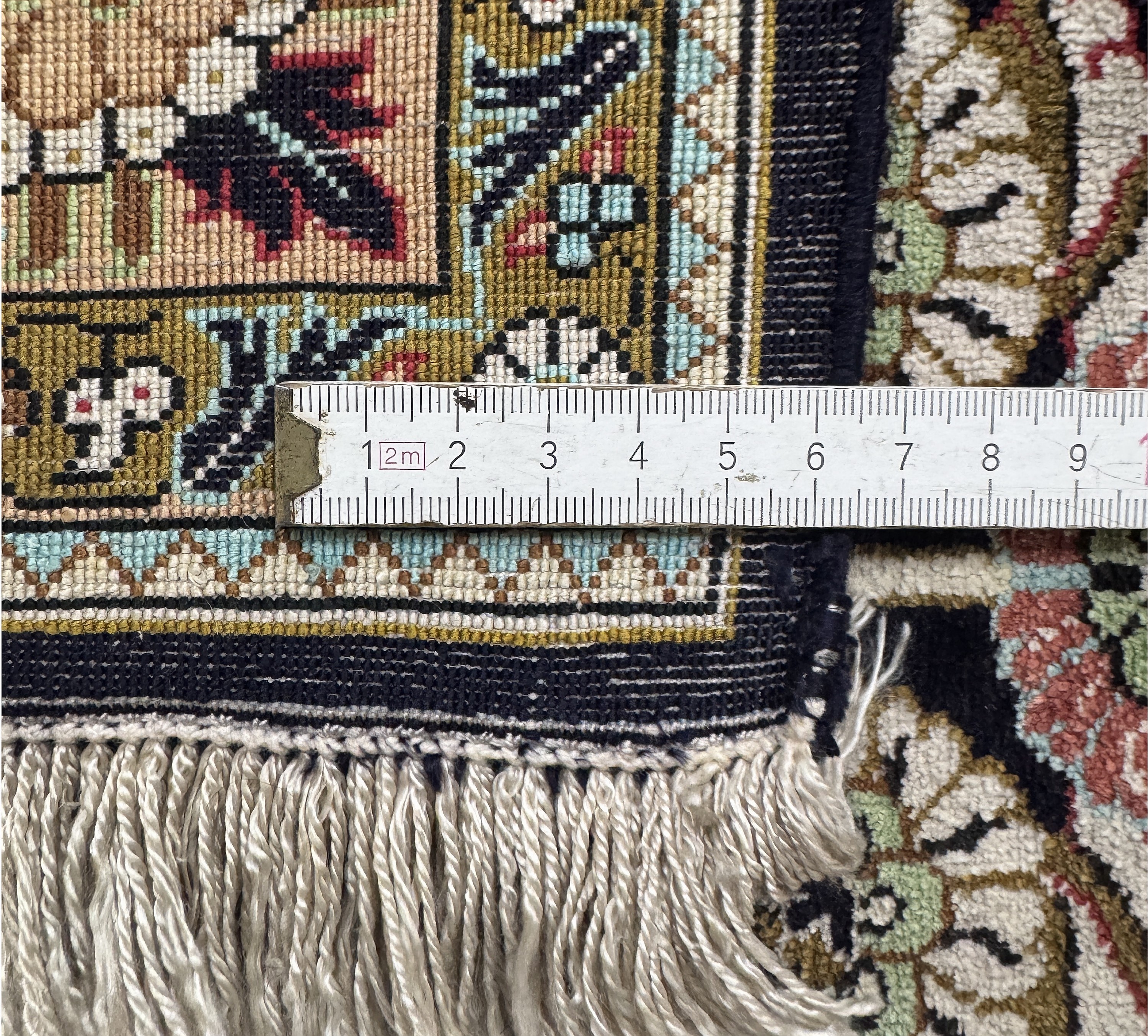 Detail e: Ghom Seide, Persien, Mitte 20.Jhd, reine Naturseide, ca. 152 x 110 cm, EHZ:(nahezu neuwertig)