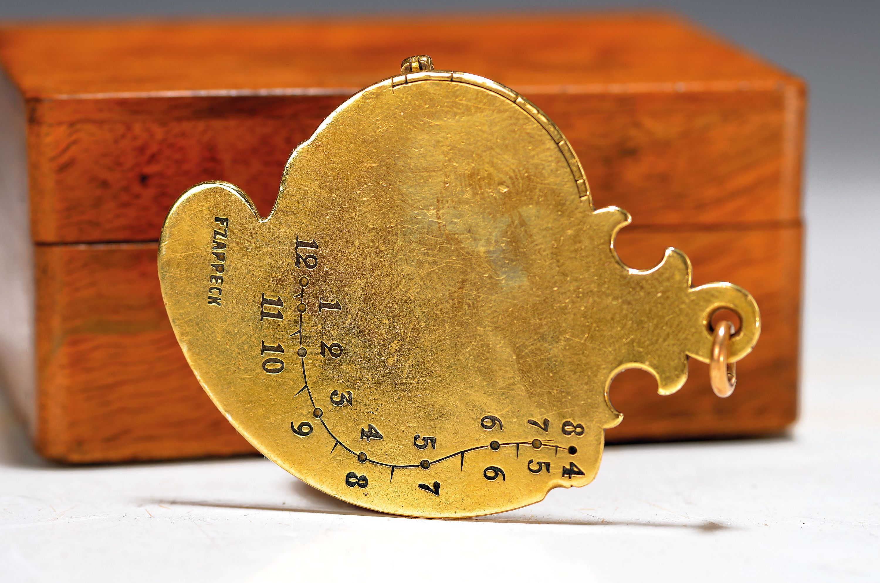 Detail a: Sonnenuhr vertikal, als Anhängeuhr, Böhmen um 1780/1820, Messing, in sog. "barocker Wappenform", beidseitig graviert, vorderseitig ...