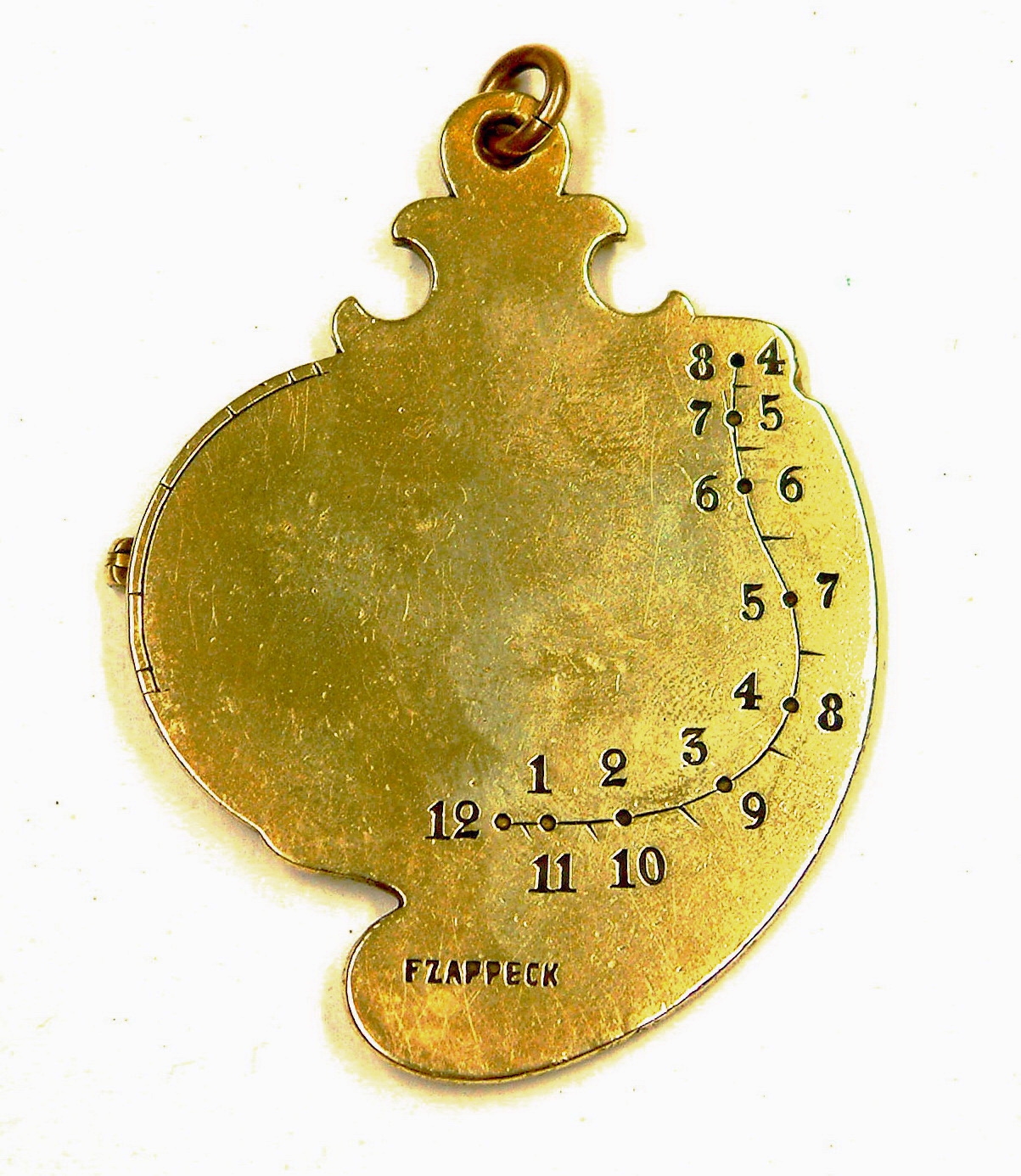 Detail c: Sonnenuhr vertikal, als Anhängeuhr, Böhmen um 1780/1820, Messing, in sog. "barocker Wappenform", beidseitig graviert, vorderseitig ...