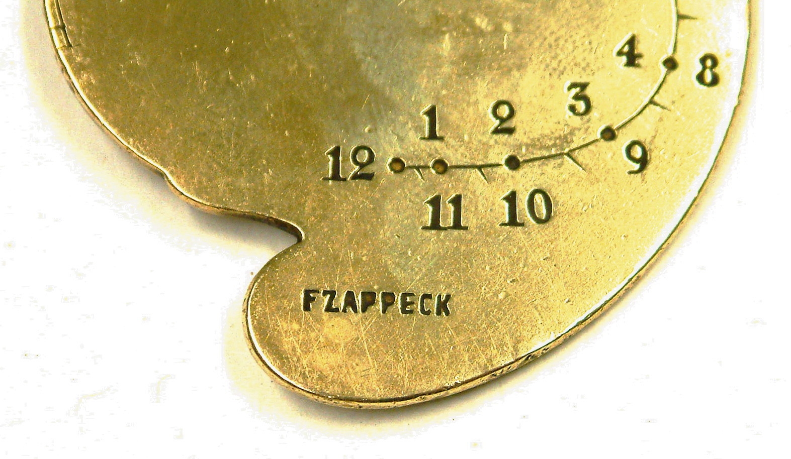 Detail d: Sonnenuhr vertikal, als Anhängeuhr, Böhmen um 1780/1820, Messing, in sog. "barocker Wappenform", beidseitig graviert, vorderseitig ...