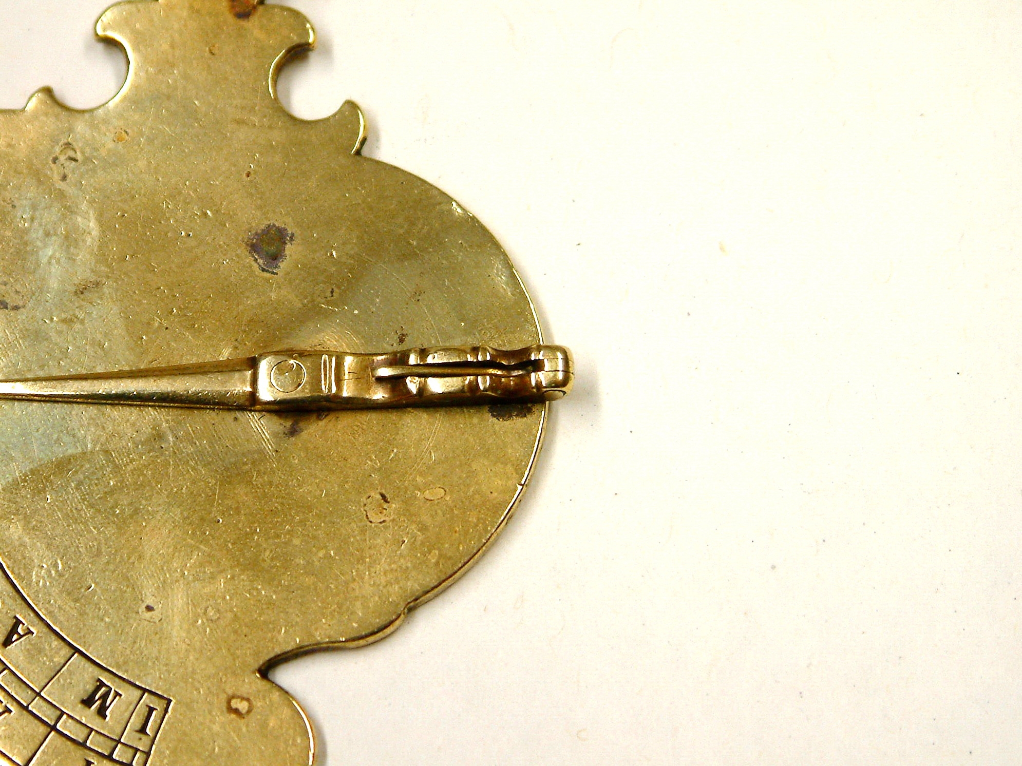 Detail e: Sonnenuhr vertikal, als Anhängeuhr, Böhmen um 1780/1820, Messing, in sog. "barocker Wappenform", beidseitig graviert, vorderseitig ...