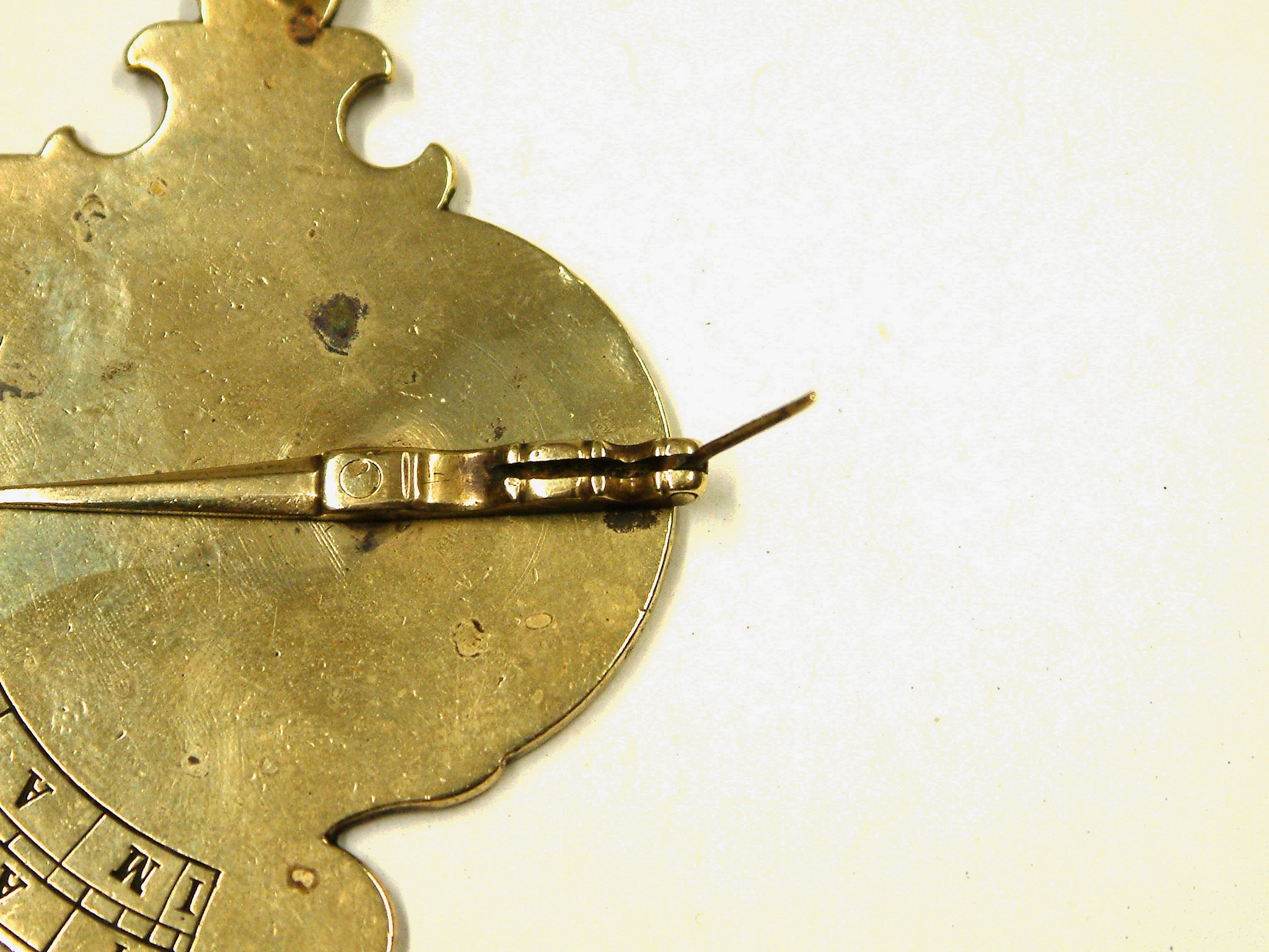 Detail f: Sonnenuhr vertikal, als Anhängeuhr, Böhmen um 1780/1820, Messing, in sog. "barocker Wappenform", beidseitig graviert, vorderseitig ...
