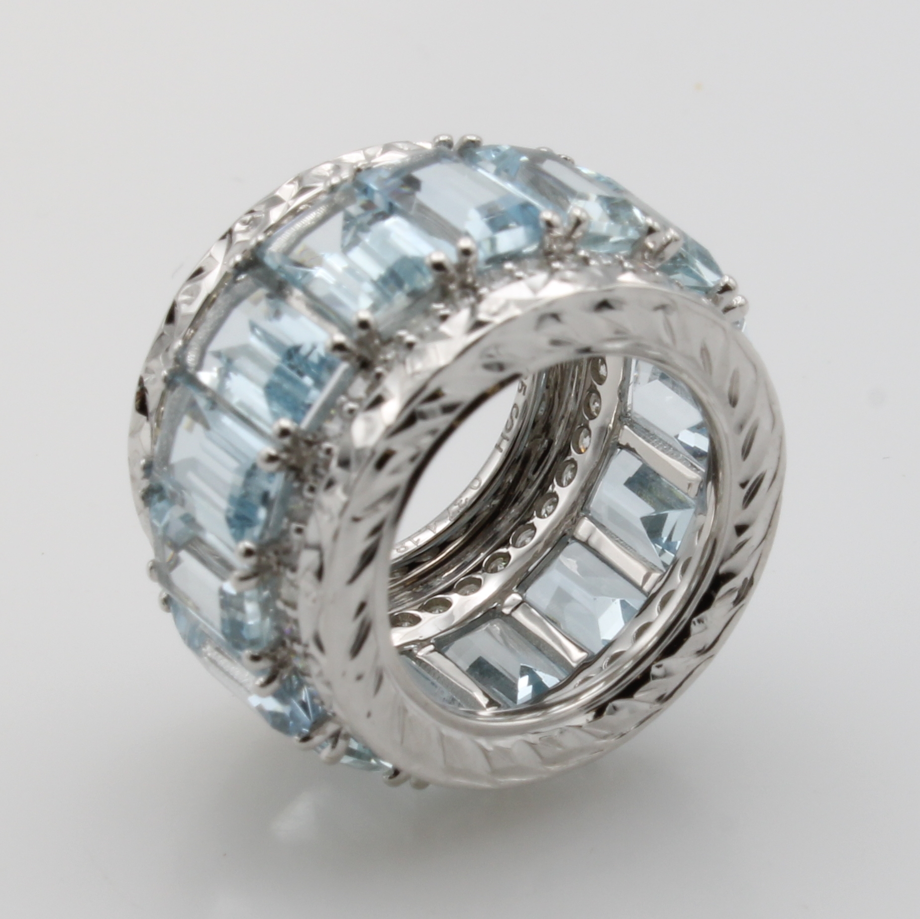 Image 27052095 - Runder Anhänger mit Brillanten und Aquamarinen, WG 585/000, 78 Brill. zus. ca. 0.37 ct ...