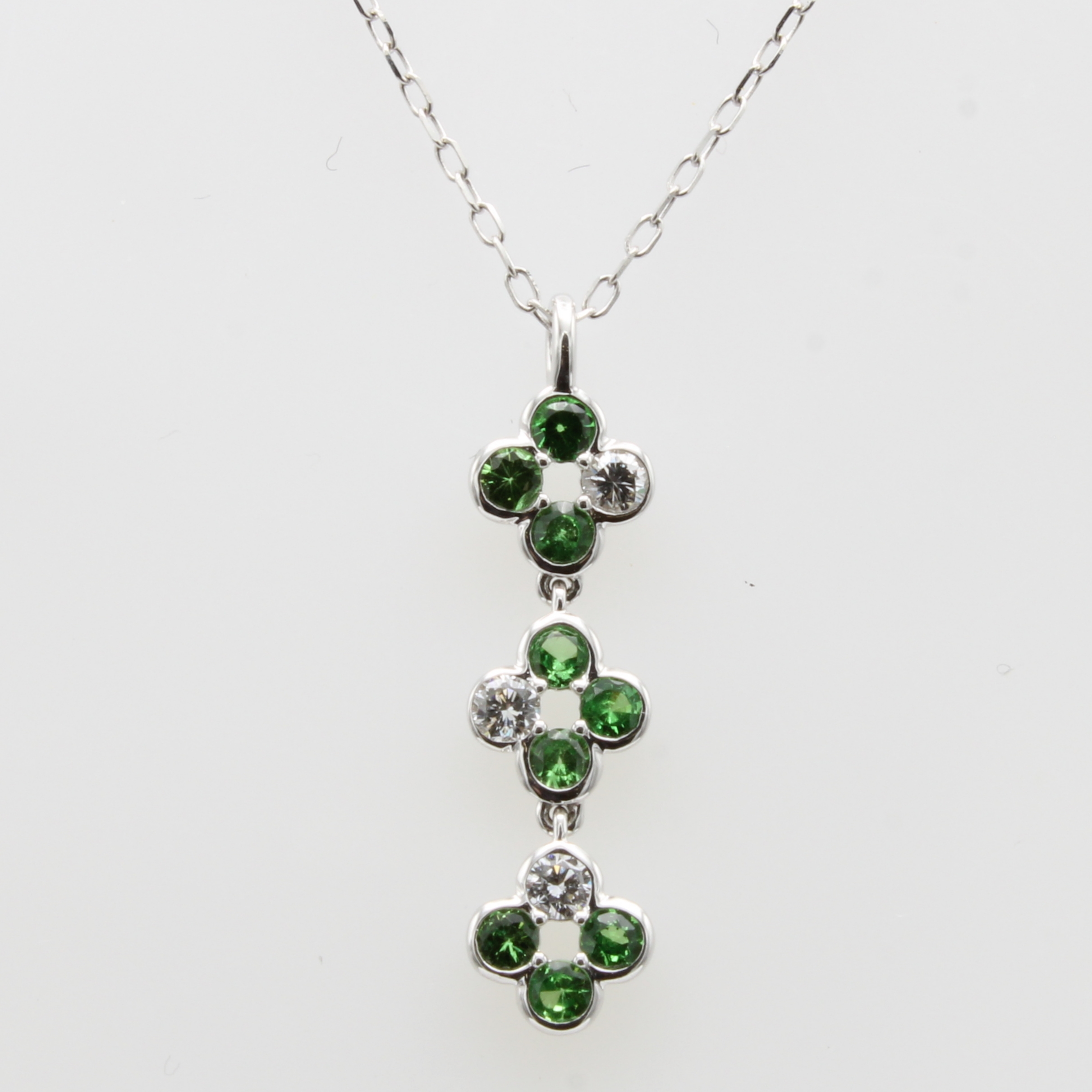 Image 27052097 - Anhänger mit Tsavoriten und Brillanten an Kette, WG 585/000, 3 Brill. zus. ca. 0.16 ...