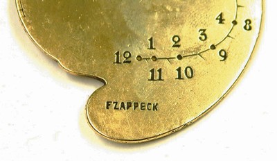 27052018d - Sonnenuhr vertikal, als Anhängeuhr, Böhmen um 1780/1820, Messing, in sog. ´barocker ...