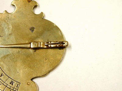 27052018e - Sonnenuhr vertikal, als Anhängeuhr, Böhmen um 1780/1820, Messing, in sog. ´barocker ...