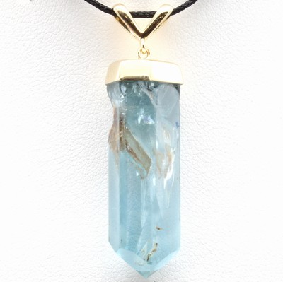 27052083a - Anhänger mit Aquamarin, GG 585/000, mehr- fach fac. Aquamarinstab ca. 31.46 ct, L. ohne ...