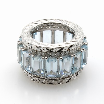 27052095a - Runder Anhänger mit Brillanten und Aquamarinen, WG 585/000, 78 Brill. zus. ca. 0.37 ct ...