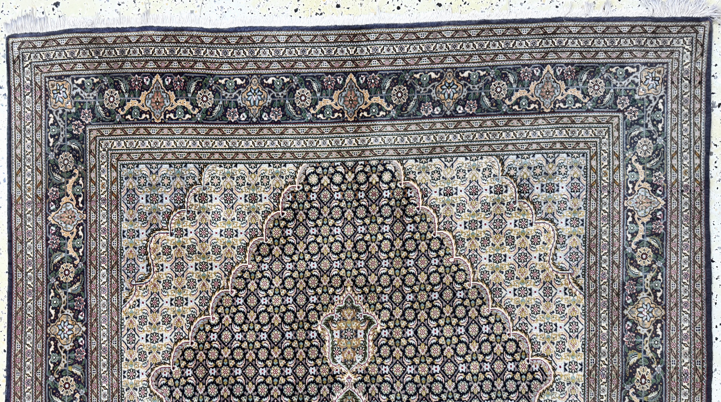 Detail a: Täbriz fein(50 Raj), Persien, Mitte 20.Jhd,Korkwolle mit Seide, ca. 209 x 142 cm, ca. 500.000 Kn/qm, gleichmäßig verblasst, EHZ: 2