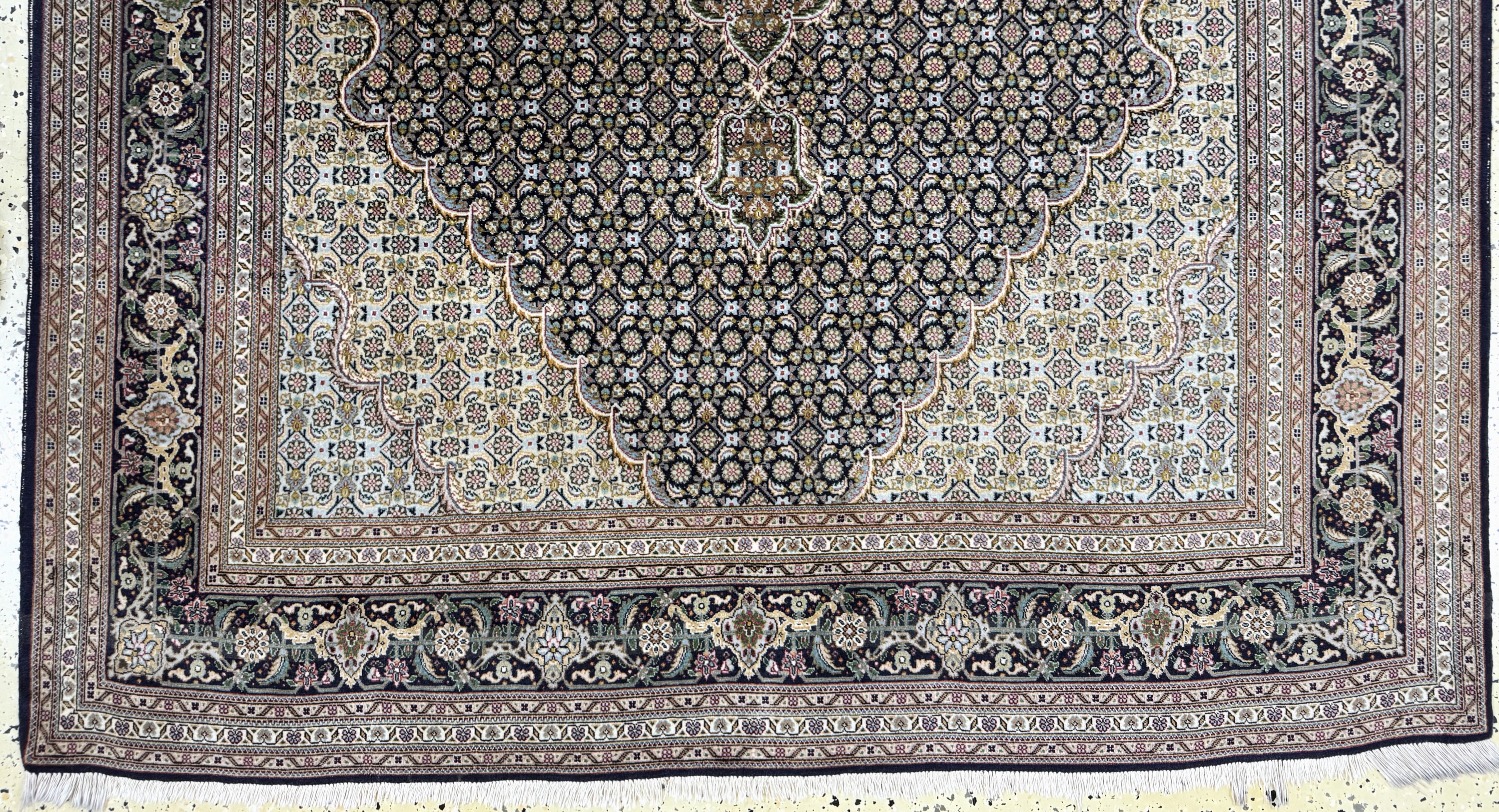 Detail b: Täbriz fein(50 Raj), Persien, Mitte 20.Jhd,Korkwolle mit Seide, ca. 209 x 142 cm, ca. 500.000 Kn/qm, gleichmäßig verblasst, EHZ: 2