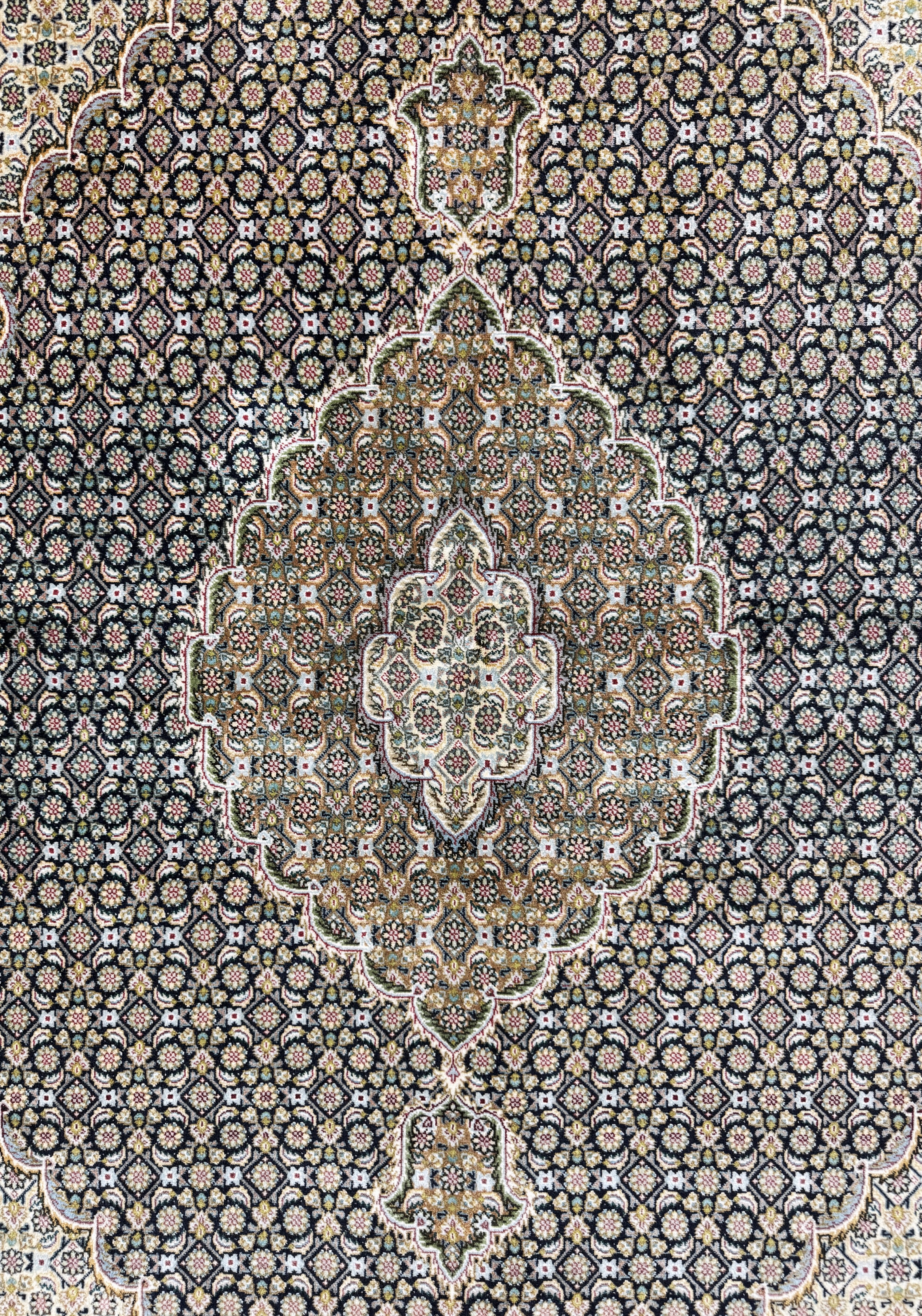 Detail c: Täbriz fein(50 Raj), Persien, Mitte 20.Jhd,Korkwolle mit Seide, ca. 209 x 142 cm, ca. 500.000 Kn/qm, gleichmäßig verblasst, EHZ: 2