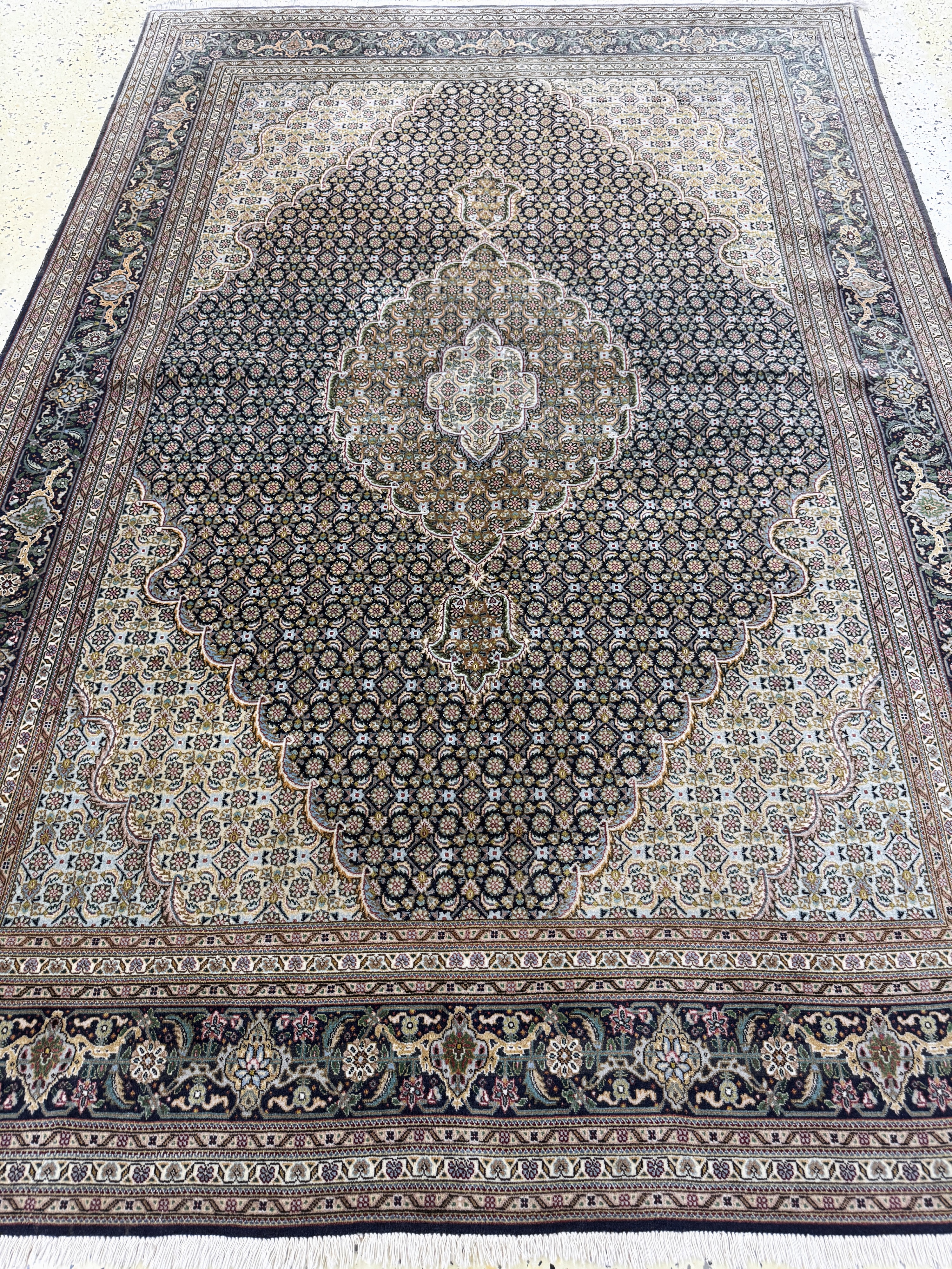 Detail d: Täbriz fein(50 Raj), Persien, Mitte 20.Jhd,Korkwolle mit Seide, ca. 209 x 142 cm, ca. 500.000 Kn/qm, gleichmäßig verblasst, EHZ: 2