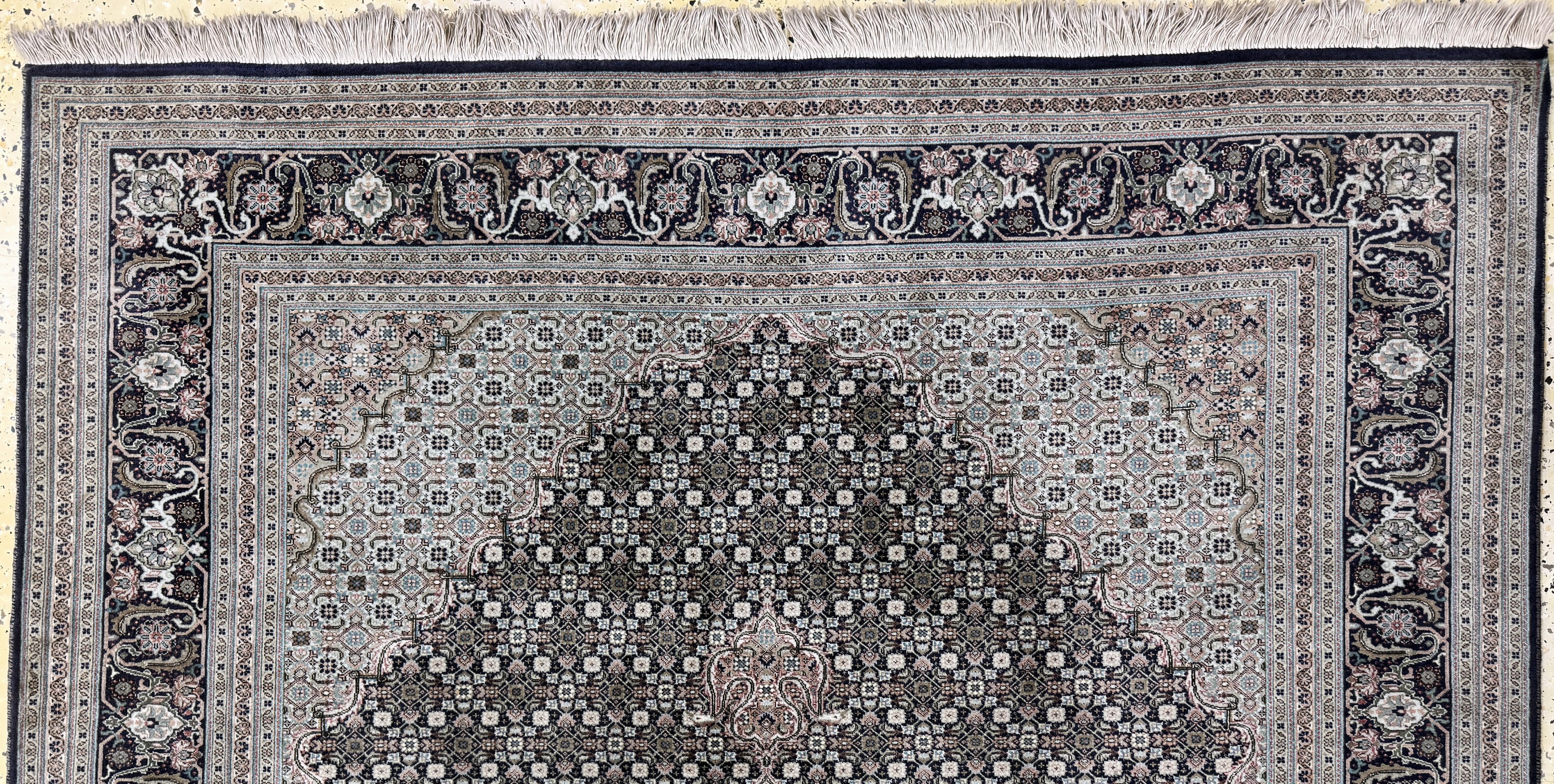 Detail a: Täbriz fein(50 Raj), Persien, Mitte 20.Jhd,Korkwolle mit Seide, ca. 210 x 150 cm, ca. 500.000 Kn/qm, gleichmäßig verblasst, EHZ: 2