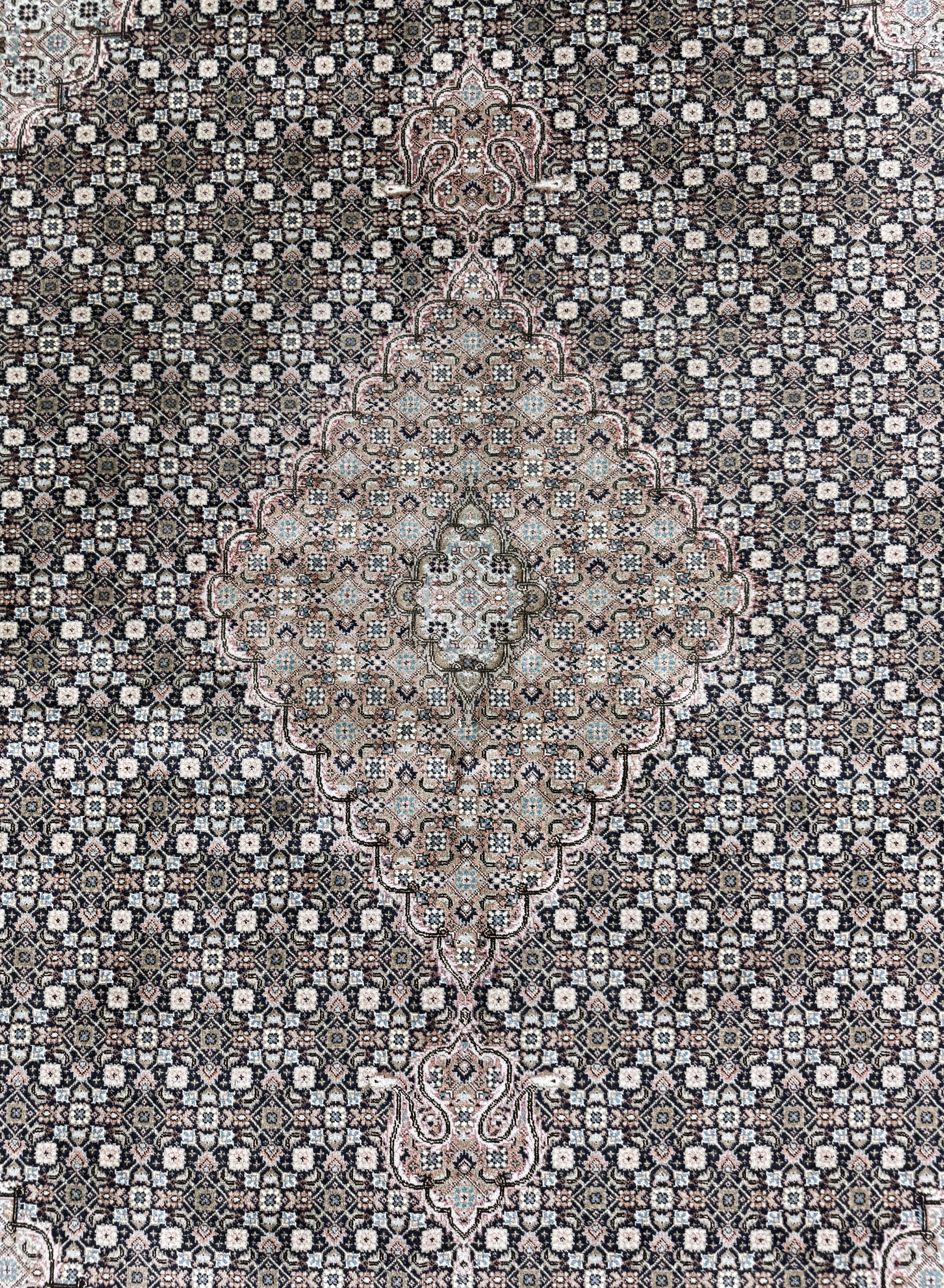 Detail b: Täbriz fein(50 Raj), Persien, Mitte 20.Jhd,Korkwolle mit Seide, ca. 210 x 150 cm, ca. 500.000 Kn/qm, gleichmäßig verblasst, EHZ: 2