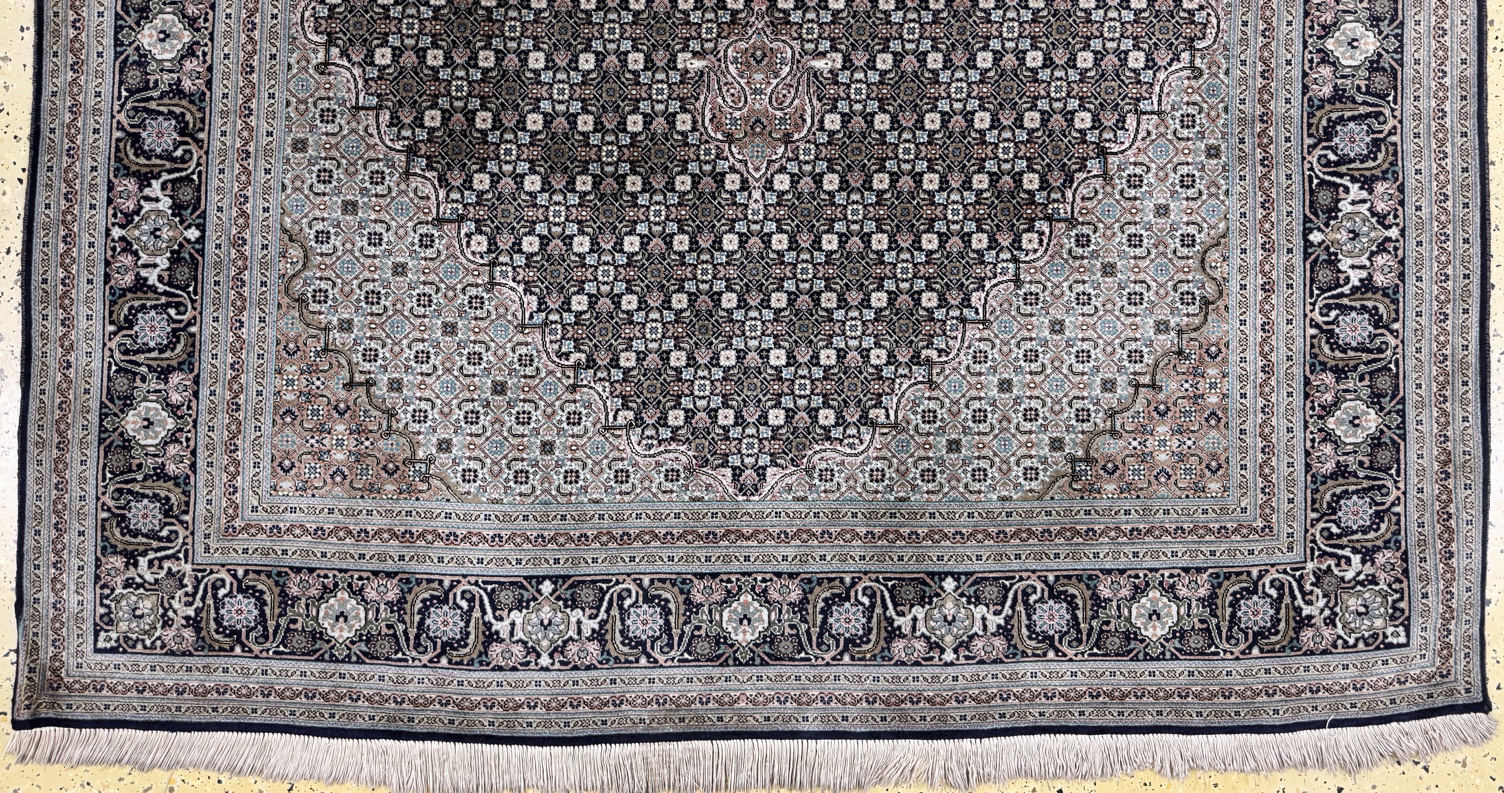 Detail c: Täbriz fein(50 Raj), Persien, Mitte 20.Jhd,Korkwolle mit Seide, ca. 210 x 150 cm, ca. 500.000 Kn/qm, gleichmäßig verblasst, EHZ: 2