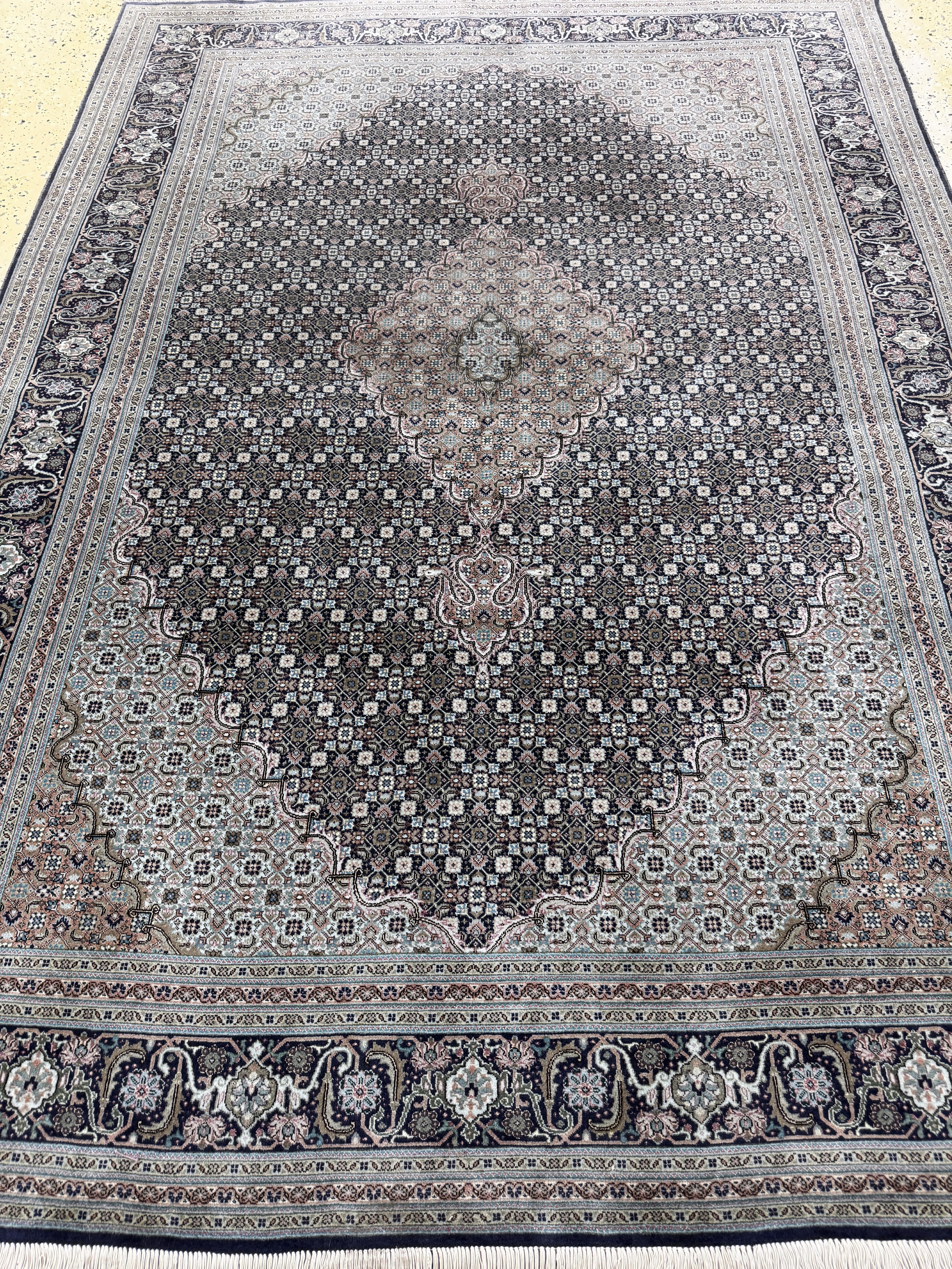 Detail d: Täbriz fein(50 Raj), Persien, Mitte 20.Jhd,Korkwolle mit Seide, ca. 210 x 150 cm, ca. 500.000 Kn/qm, gleichmäßig verblasst, EHZ: 2