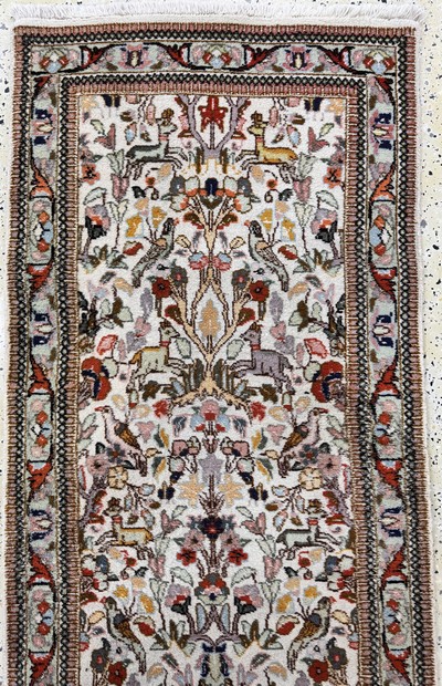 27052141a - Täbriz Tabatabai, Persien, Mitte 20.Jhd, Wolle auf Baumwolle, ca. 323 x 78 cm, EHZ: 2 ...