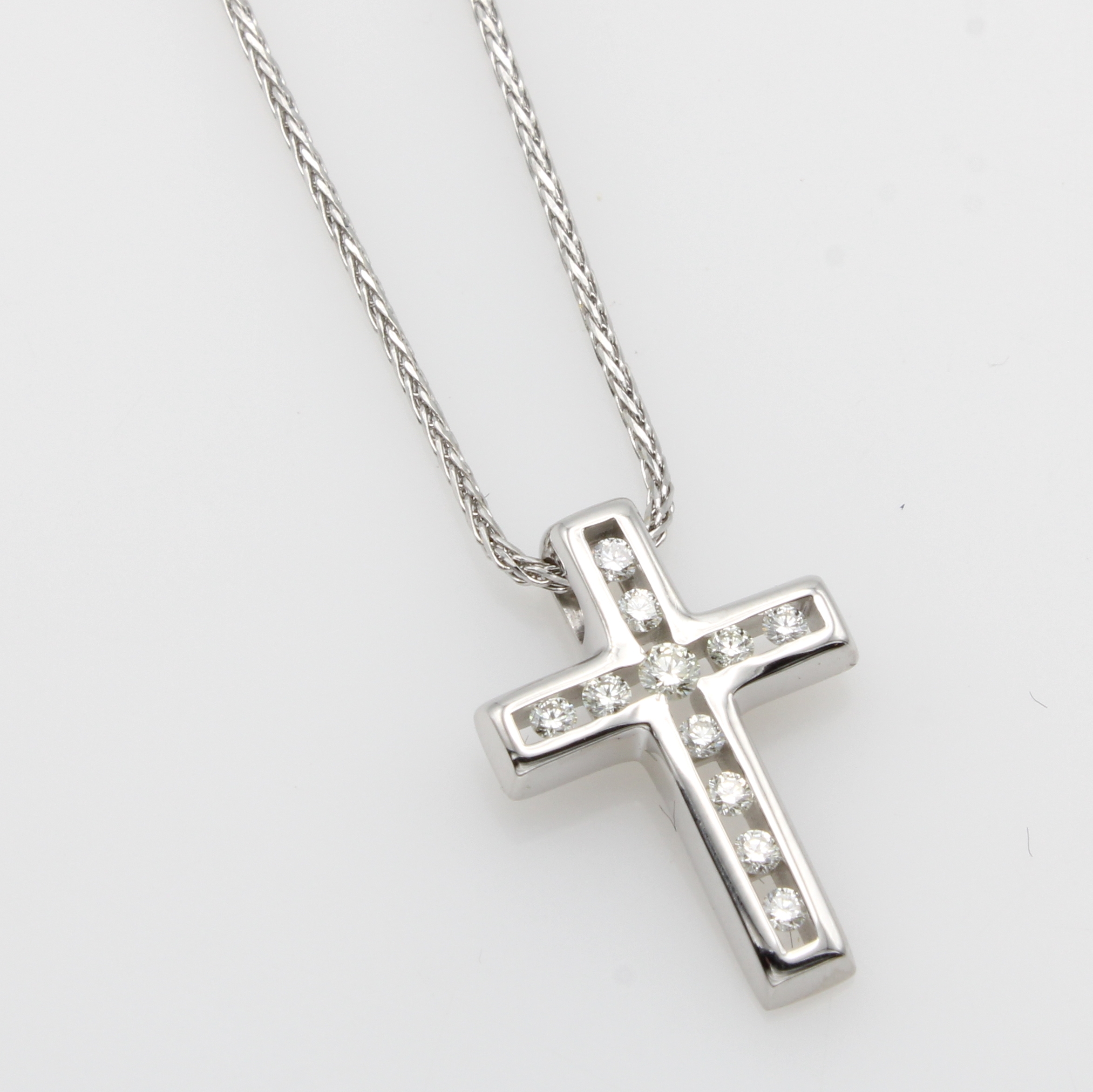 Image 27052508 - Kreuzanhänger mit Diamanten an Kette, WG 585/000, 11 Diam. in Kanalf. zus. ca. 0.20 ct ...