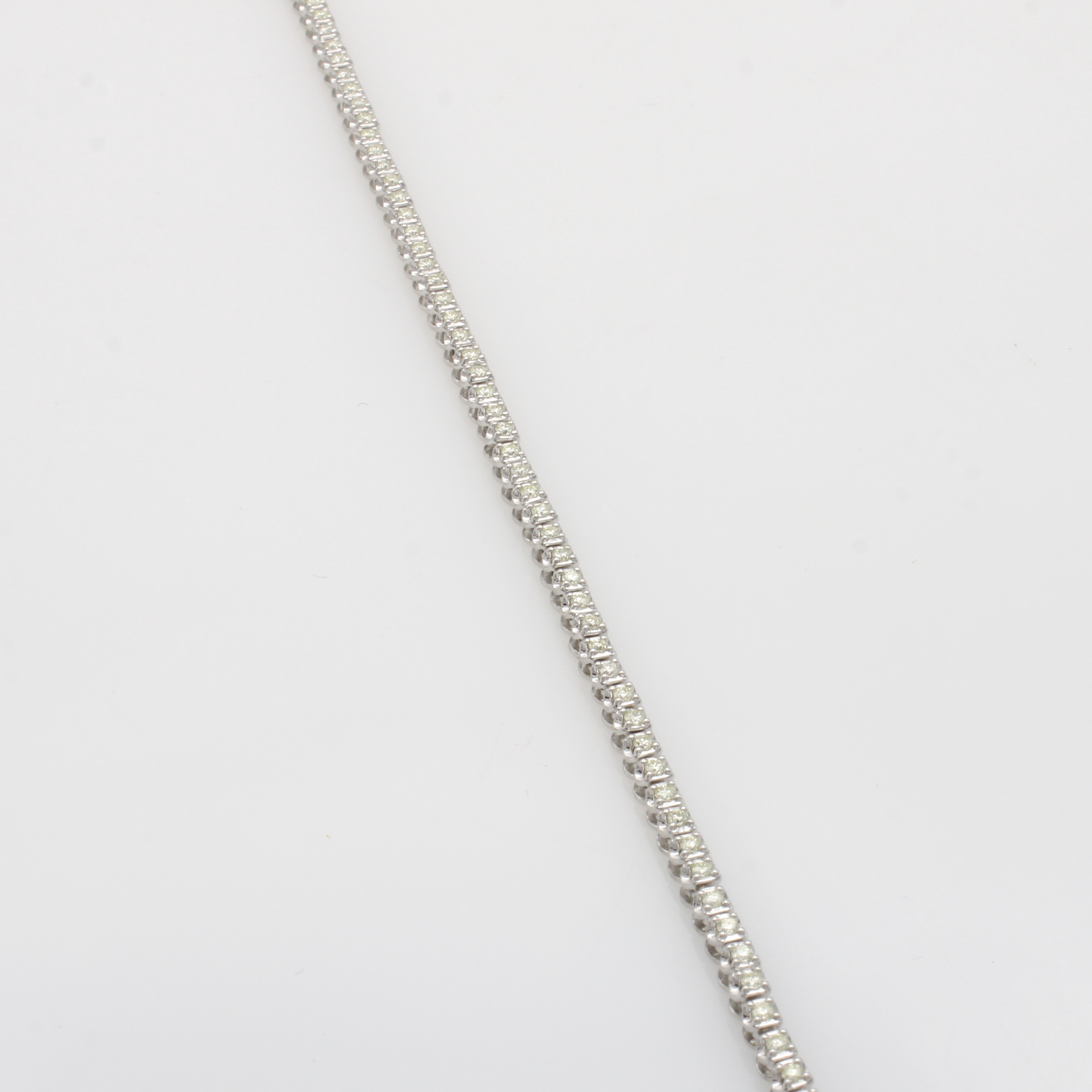 Image 27052521 - Rivierarmband mit Diamanten, WG 585/000, 74 Diam. in Krappenf. zus. ca. 1.00 ct get. ...