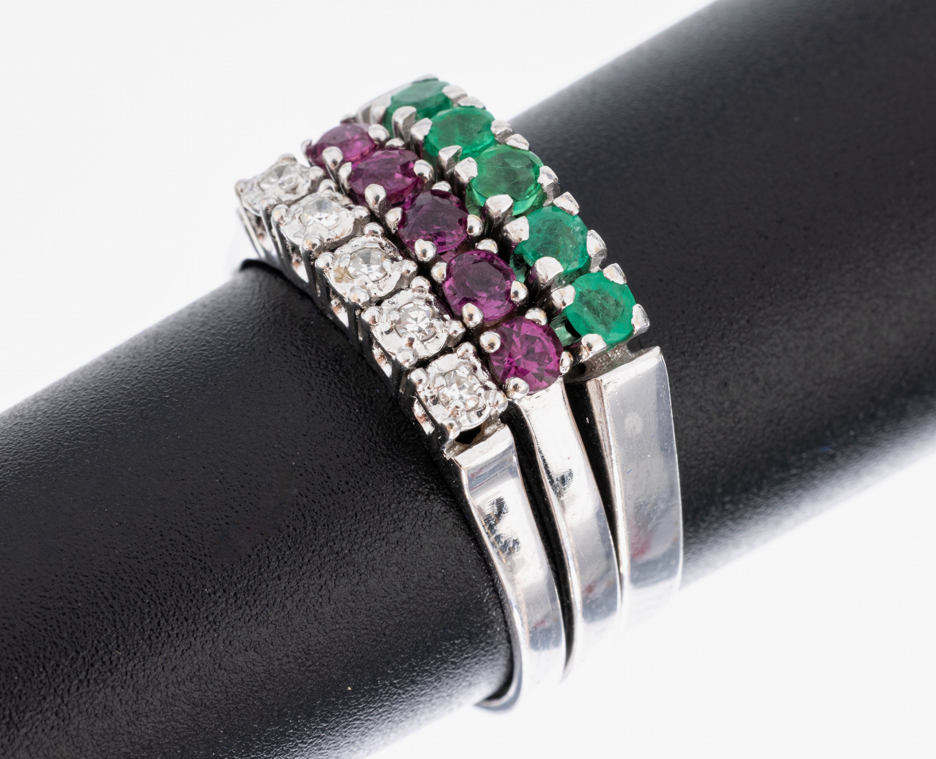 Image 27052530 - 14 kt Gold Farbstein-Diamant-Ringtrio, WG 585/000, 1 x 5 rundfacett. Smaragde zus. ca. ...