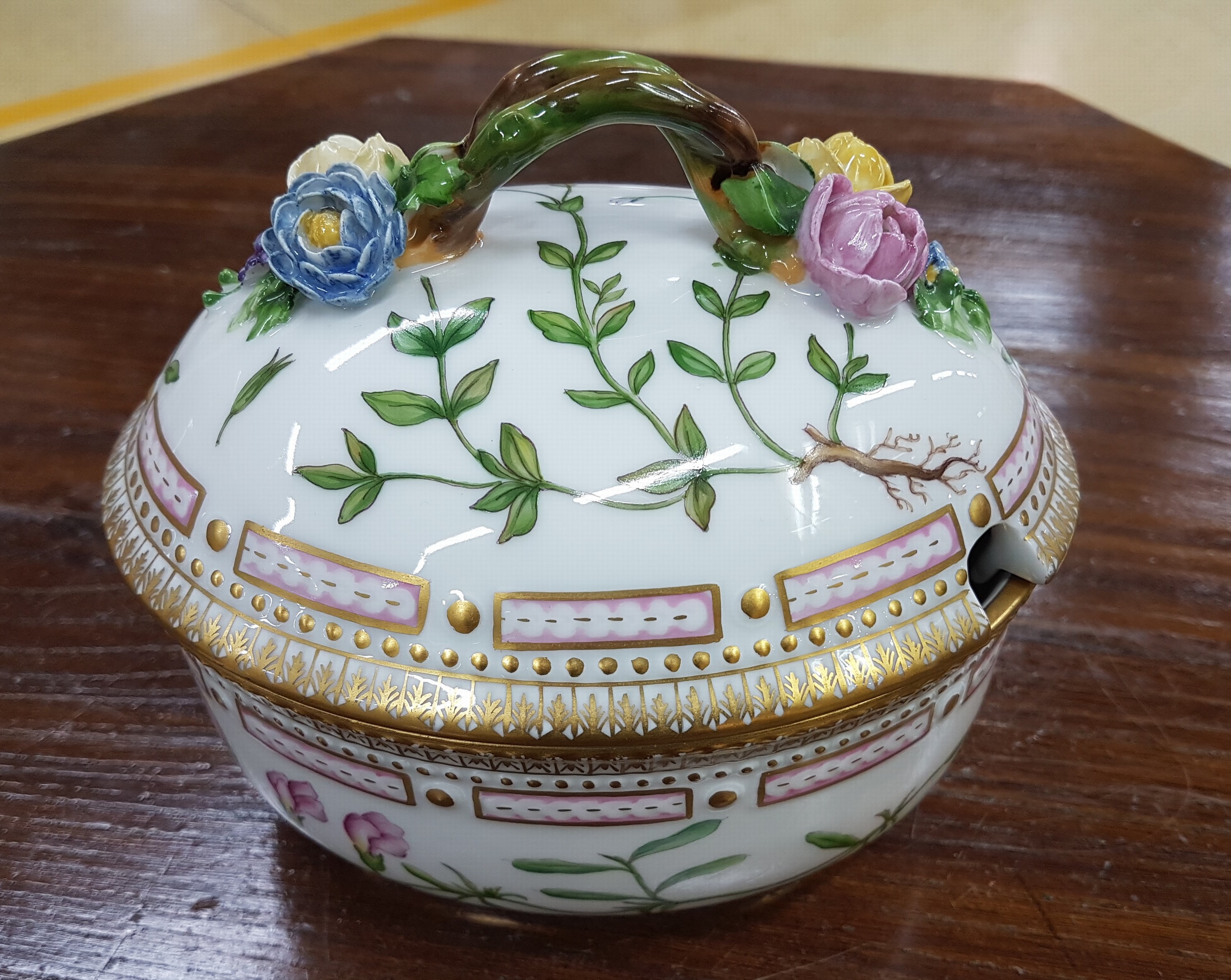Detail a: Deckeldose/Deckelsauciere, Royal, Copenhagen, Flora Danica, Cerastium alpinum Vahl, Porzellan, feine Handbemalung, Goldstaffage, Asthenkel mit ...