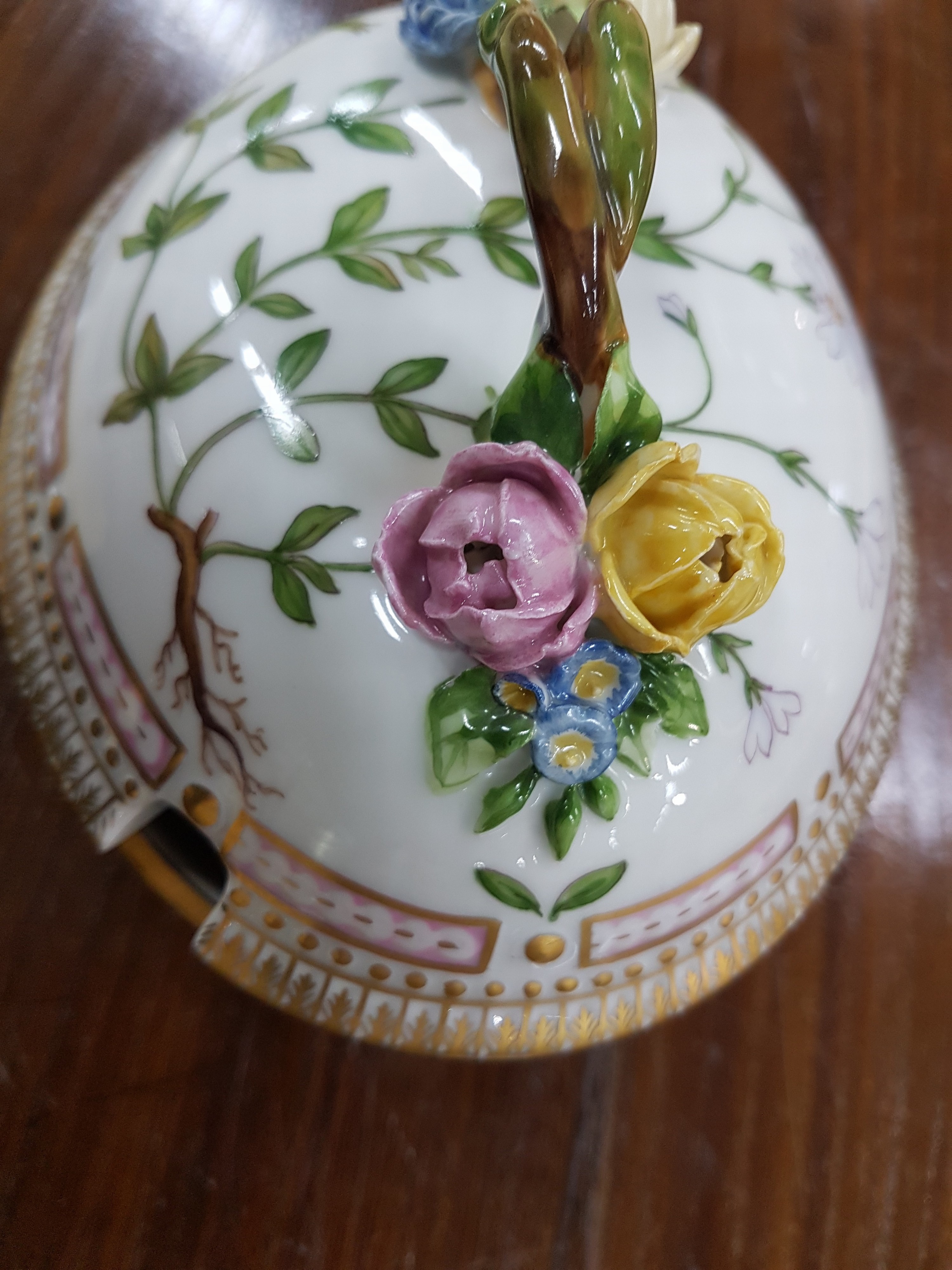 Detail c: Deckeldose/Deckelsauciere, Royal, Copenhagen, Flora Danica, Cerastium alpinum Vahl, Porzellan, feine Handbemalung, Goldstaffage, Asthenkel mit ...