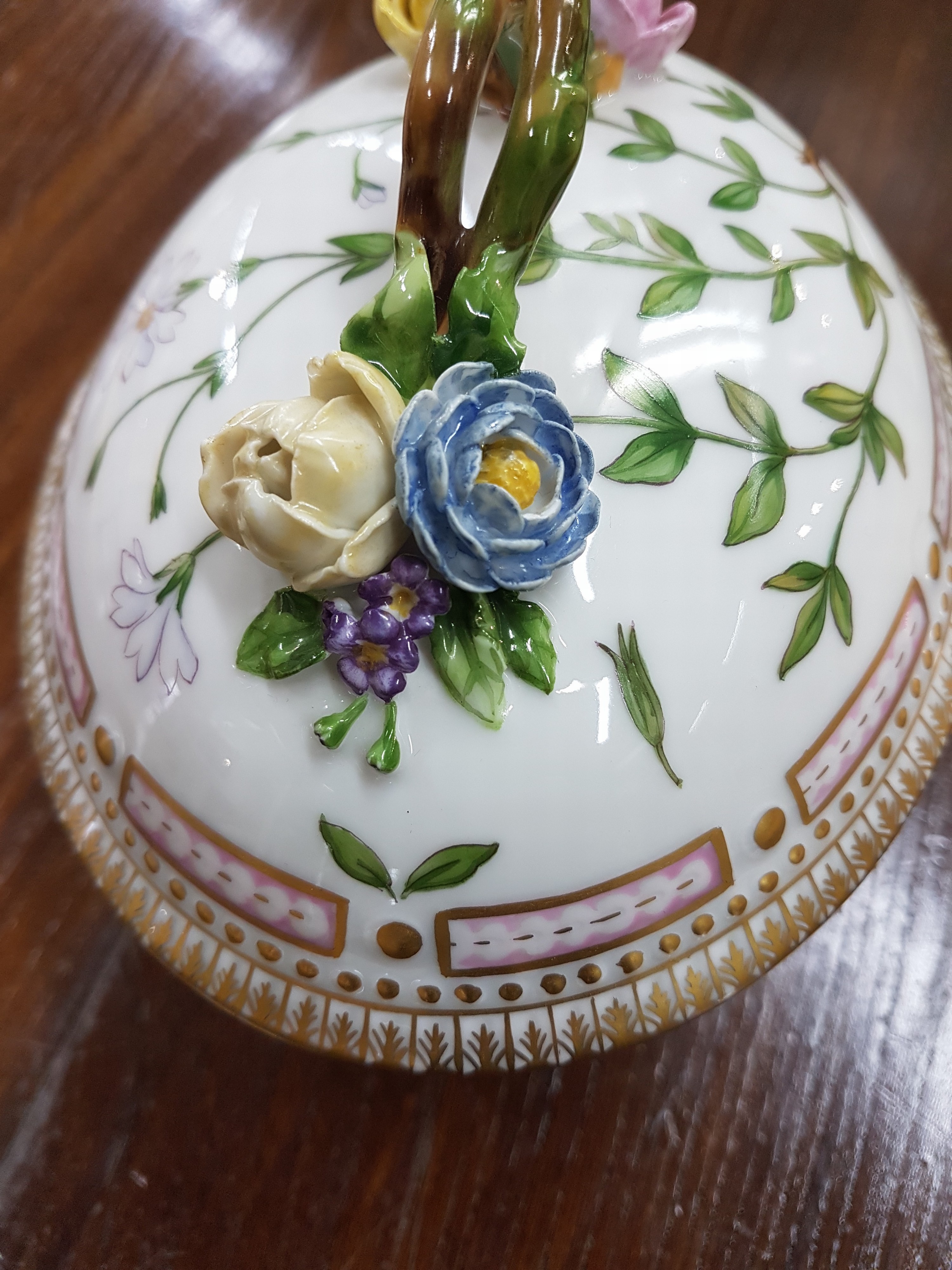 Detail d: Deckeldose/Deckelsauciere, Royal, Copenhagen, Flora Danica, Cerastium alpinum Vahl, Porzellan, feine Handbemalung, Goldstaffage, Asthenkel mit ...