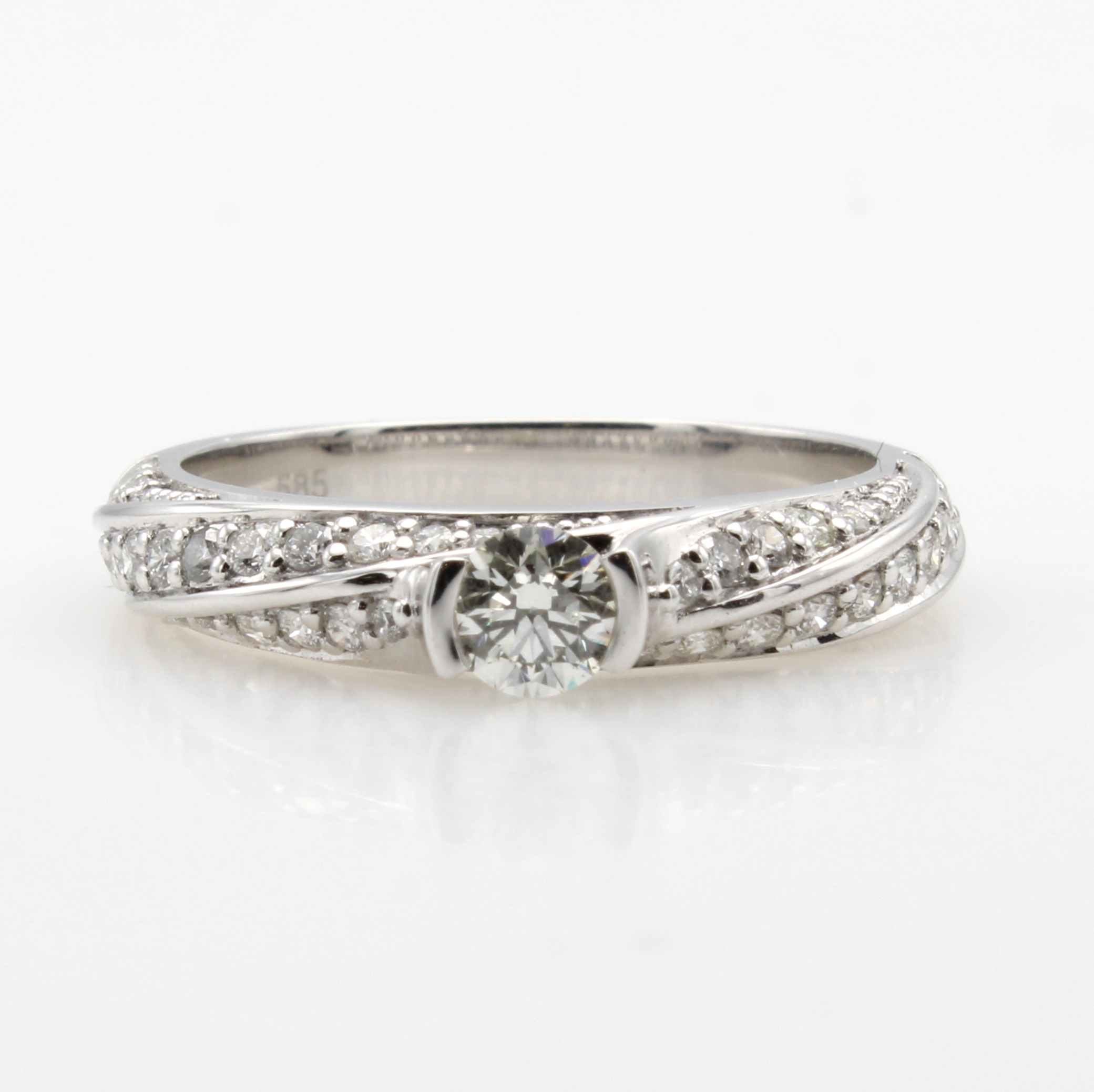 Image 27052584 - Ring mit Brillanten, WG 585/000, Mittelsteinund Besatzbrill. in 3 Reihen gef. zus. ca. ...