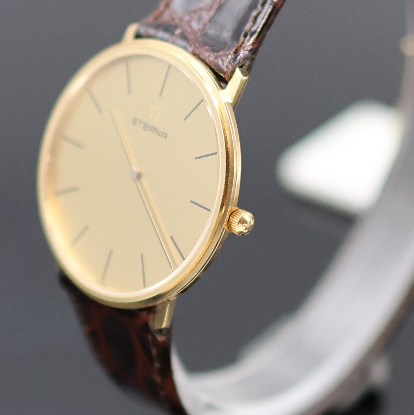 Detail c: ETERNA Herrenarmbanduhr in GG 585/000 Referenz 4000.65, 3-teil. Geh. inkl. orig. Lederband m. verg. orig. Dornschl., Glasrand und Boden m. ...