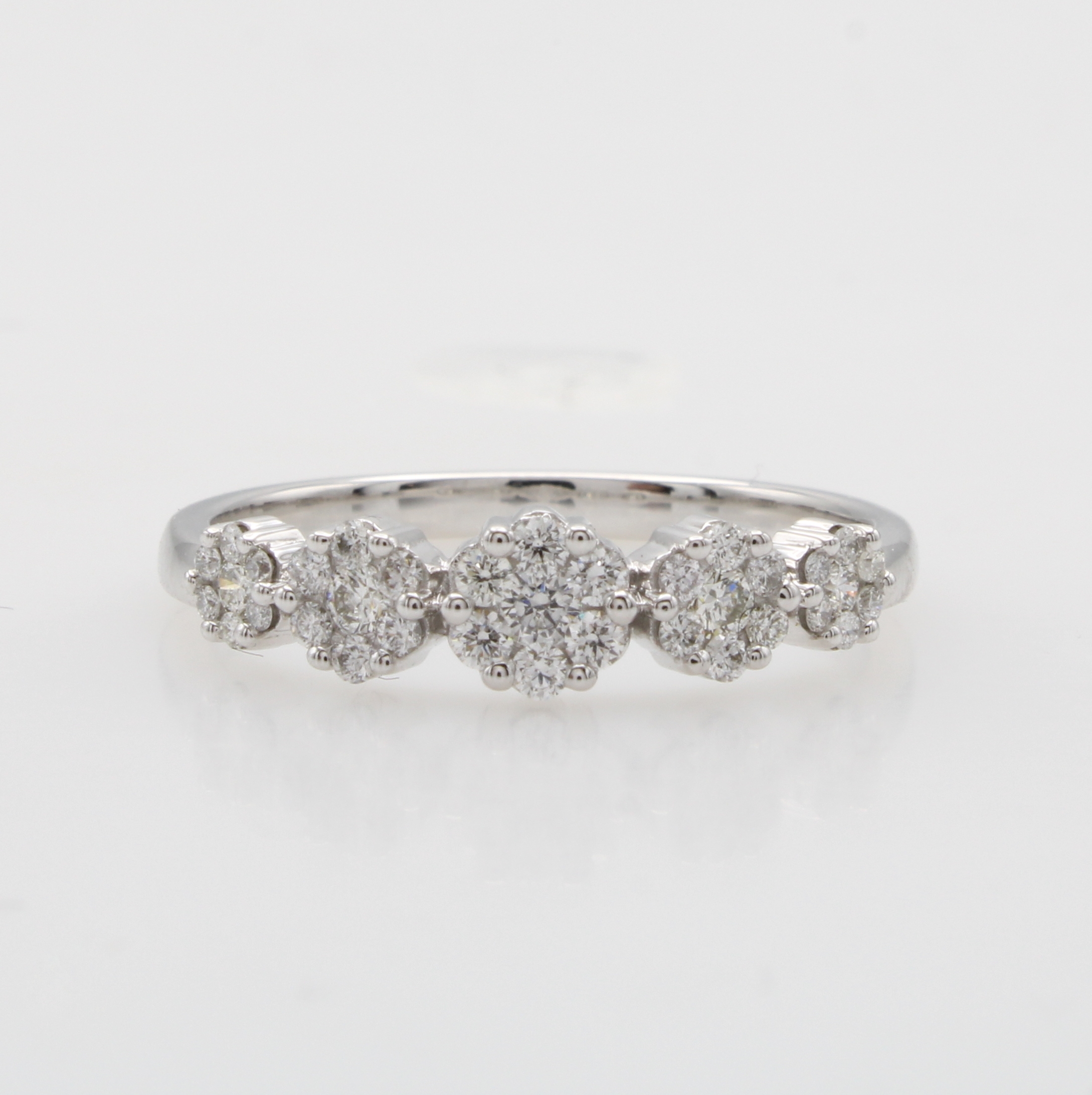 Image 27052590 - Ring mit Brillanten, WG 585/000, 35 Brill. in 5 Blüten gef. zus. ca. 0.40 ct Weiß/si, ...