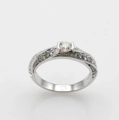 27052584a - Ring mit Brillanten, WG 585/000, Mittelsteinund Besatzbrill. in 3 Reihen gef. zus. ca. ...