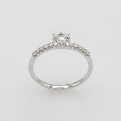 27052591a - Ring mit Brillanten, WG 585/000, Mittel- stein in Krappenf. ca. 0.20 ct Weiß/si, 14 ...