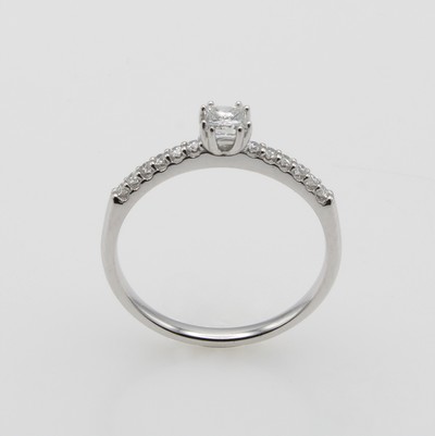 27052598a - Ring mit Diamant und Brillanten, WG 585/000,Mittelstein im Princesscut ca. 0.30 ct ...