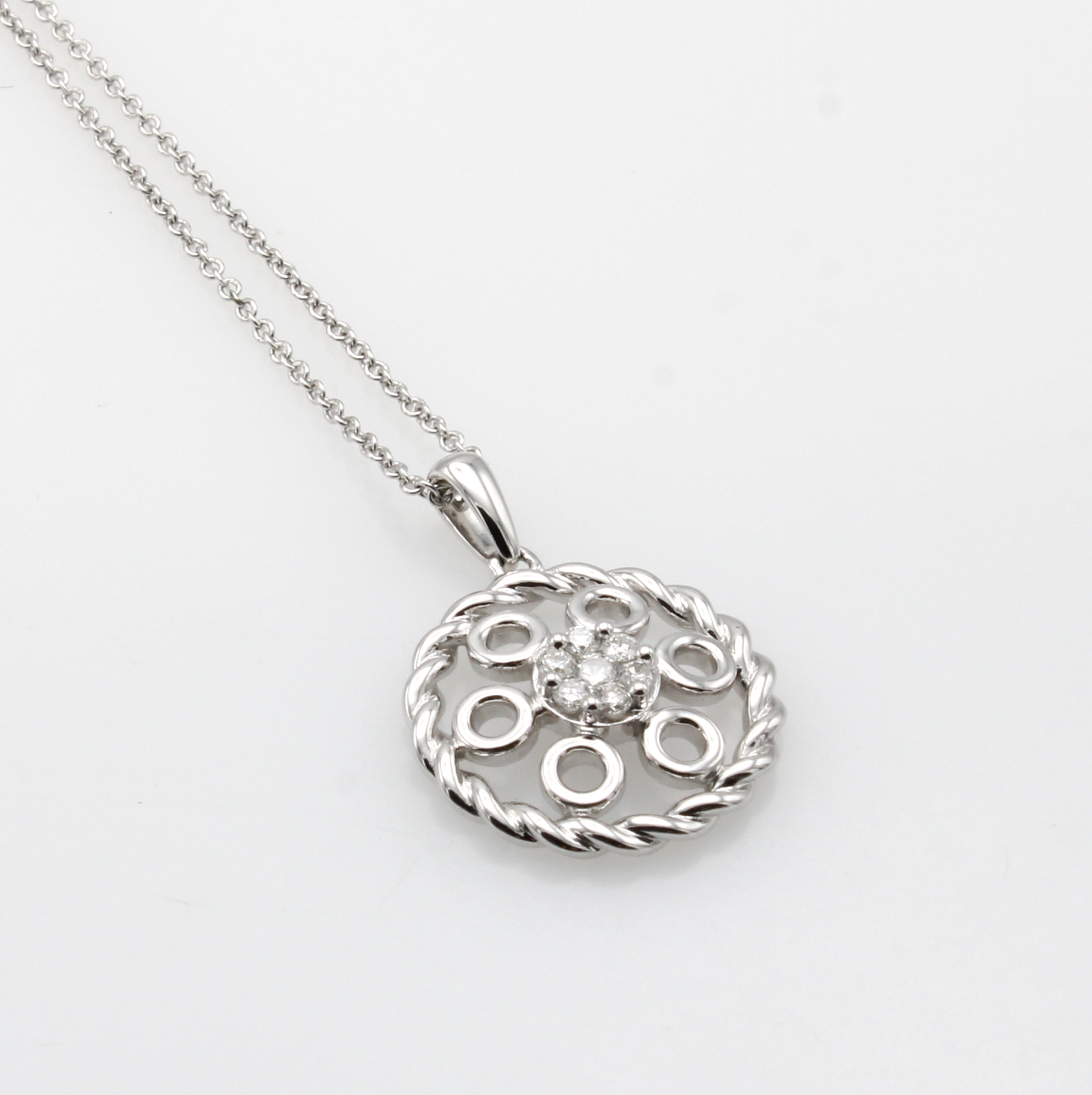 Image 27052605 - Anhänger mit Brillanten an Kette, WG 585/ 000, Kreisform, 7 Brill. zus. ca. 0.10 ct ...