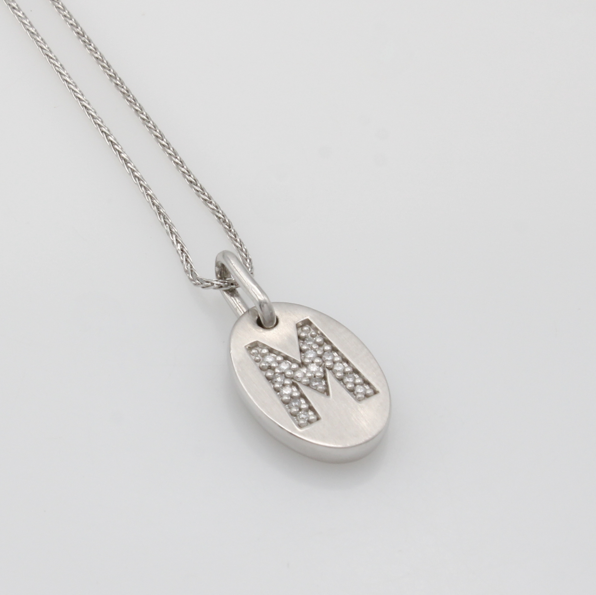 Image 27052606 - Ovaler Anhänger ´M´ mit Brillanten an Kette, WG 585/000 z.T. matt., 15 Brill. zus. ca. ...