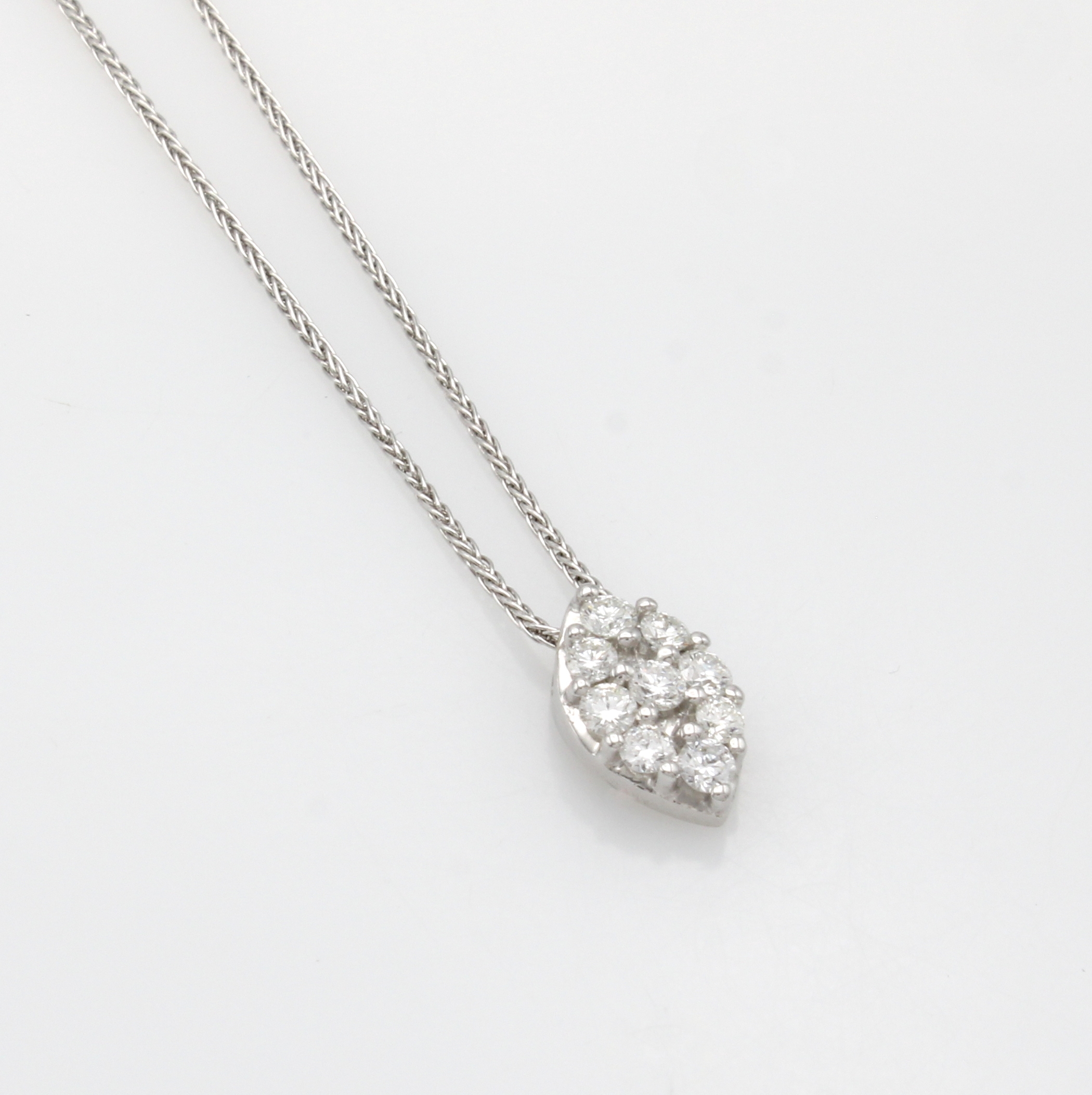 Image 27052609 - Navetteförmiger Anhänger mit Brillanten an Kette, WG 585/000, 9 Brill. zus. ca. 0.30 ...