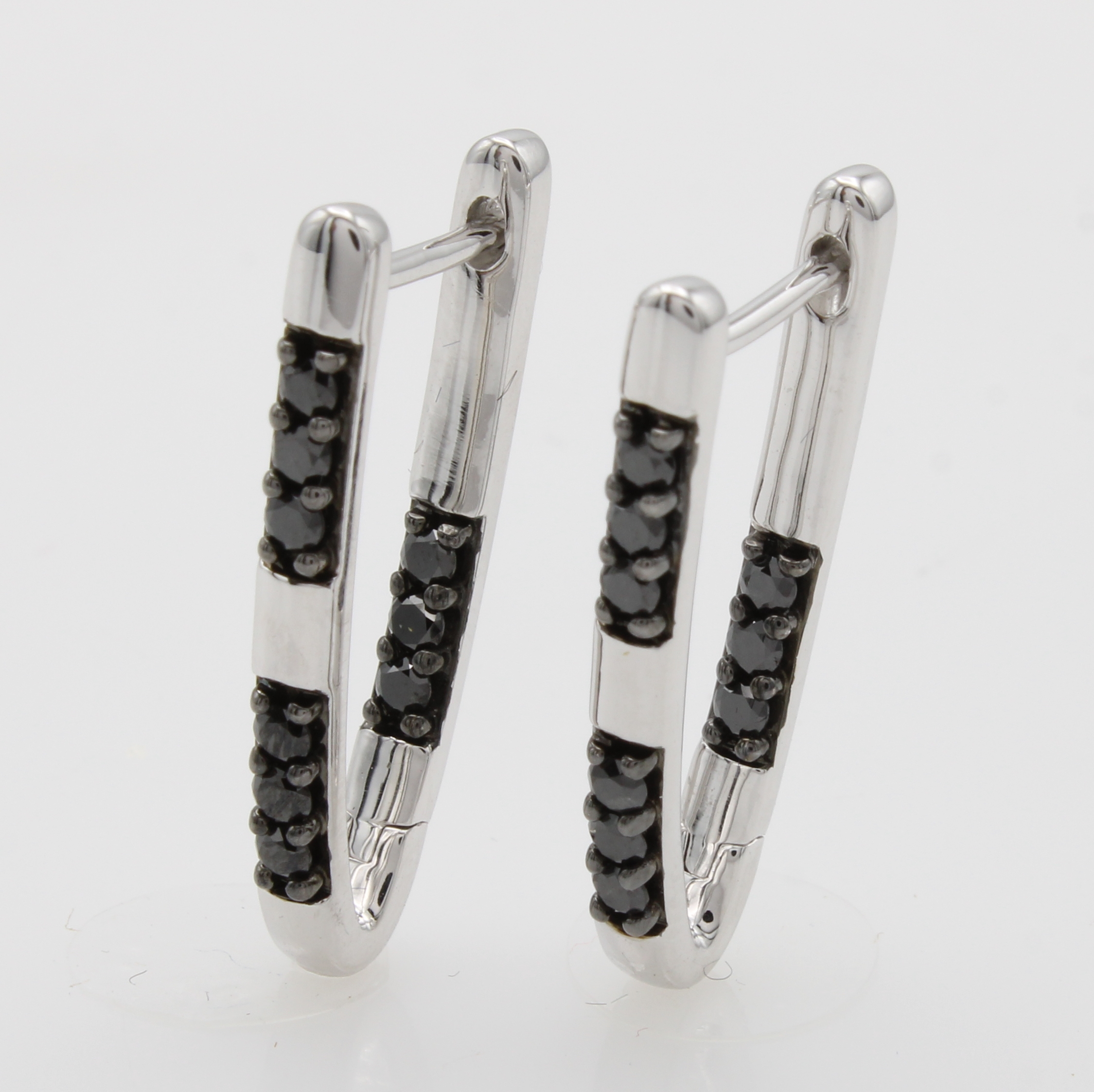 Image 27052636 - Paar Klappcreolen mit schwarzen Diamanten, WG 585/000, V-Form, 18 Diam. zus. ca. 0.50 ct ...