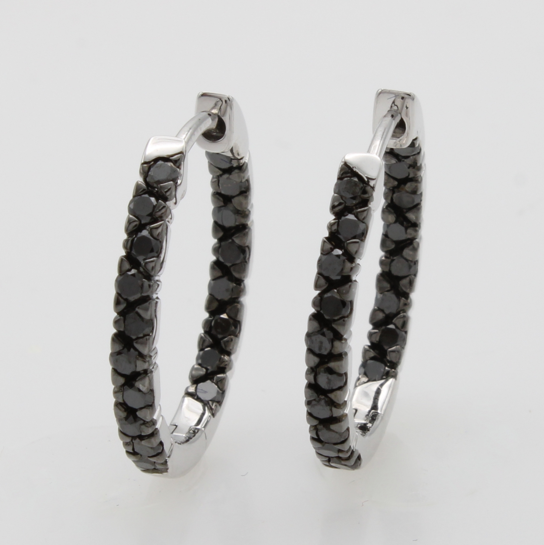 Image 27052638 - Paar schmale Klappcreolen mit schwarzen Diamanten, WG 585/000, ovale Form, 36 Diam. z.T. ...