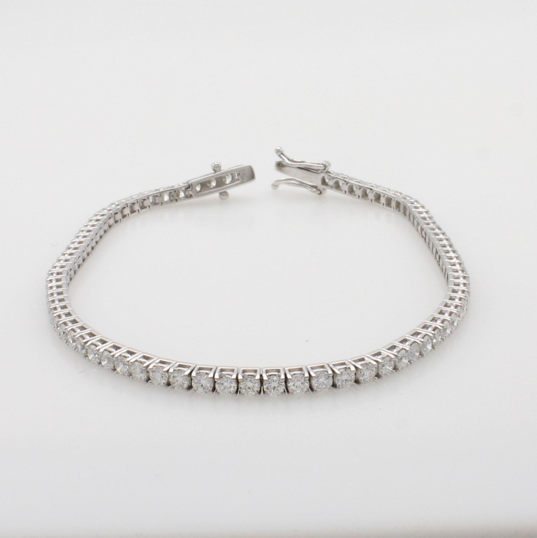 Image 27052660 - Rivierarmband mit Brillanten, WG 750/000, 76 Brill. in Krappenf. zus. ca. 4.70 ct ...