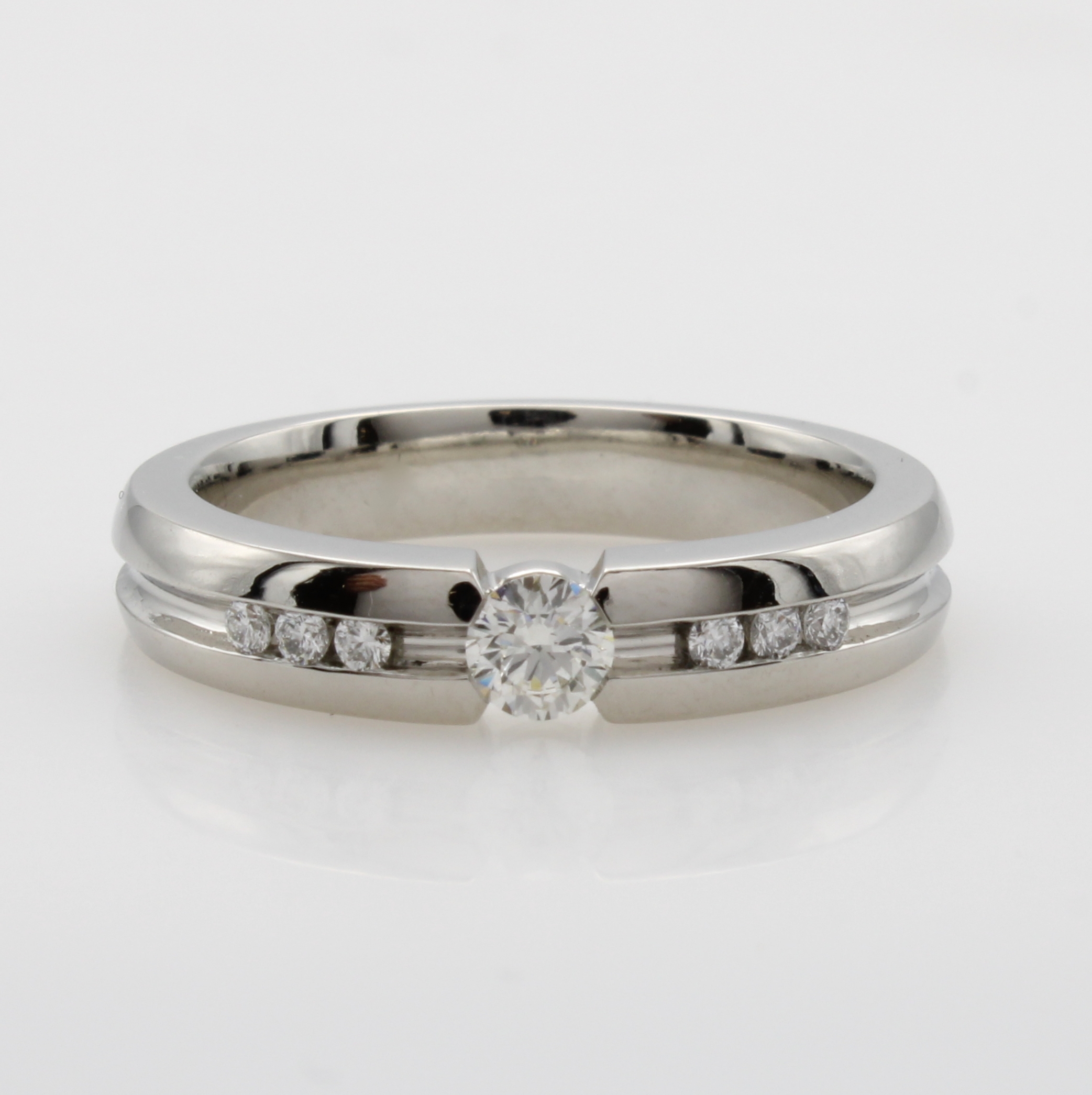 Image 27052662 - Ring mit Brillanten, Platin 950, Mittel- stein ca. 0.20 ct, 6 Besatzbrill. zus. ca. 0.10 ...