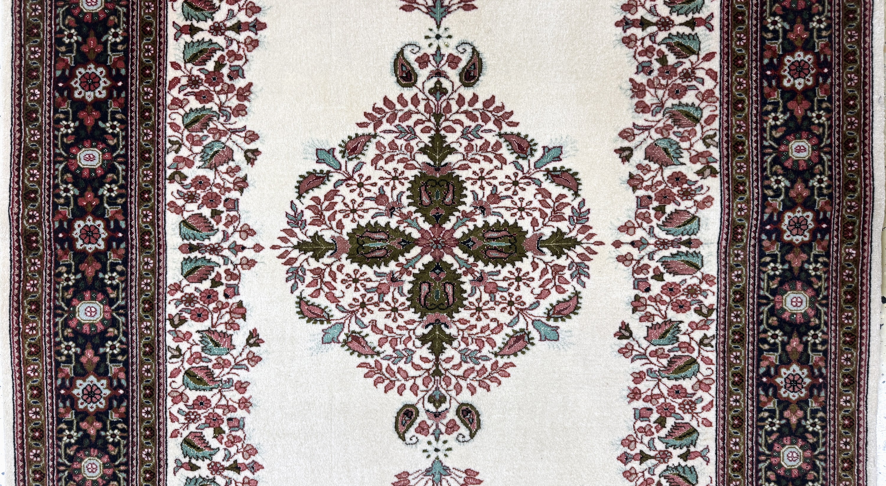 Detail b: Täbriz fein(50 Raj), Persien, Ende 20.Jhd, Korkwolle mit Seide, ca. 153 x 108 cm, ca. 500.000 Kn/qm, EHZ: 1-2