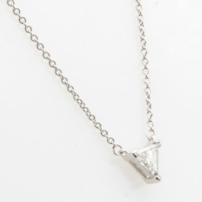 27052617a - Collier mit Diamant, Platin 950/000, Dia- mant im Trilliantschliff ca. 0.20 ct feines ...