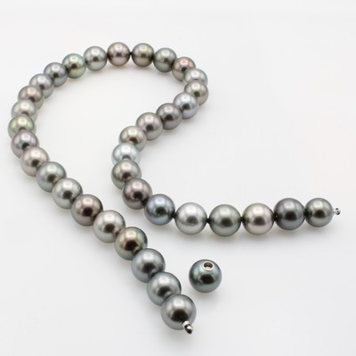 27052621a - Tahitizuchtperlcollier, Nittelverschluss m. Edelstahl, 37 multicolorfarb. Perlen v. sehr ...