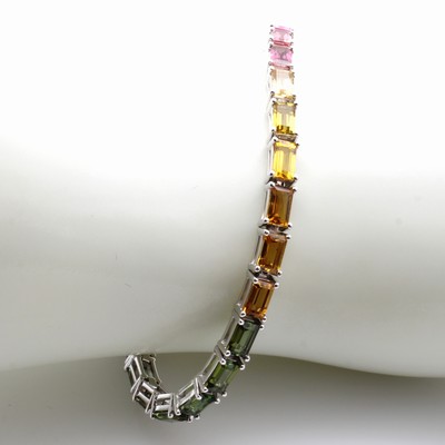 27052631a - Armband mit Farbsteinen, WG 750/000, 30 bunte Turmaline in versch. Farbnuancen zus. ca. ...