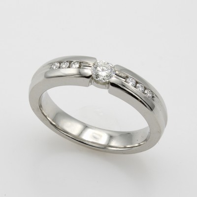 27052662a - Ring mit Brillanten, Platin 950, Mittel- stein ca. 0.20 ct, 6 Besatzbrill. zus. ca. 0.10 ...