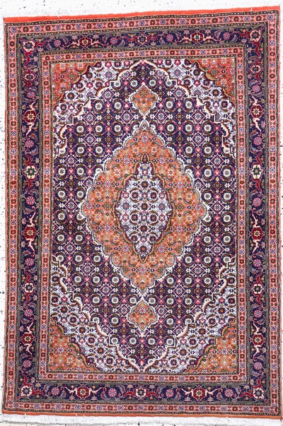 Image Täbriz fein, Persien, Neuwertig, Korkwolle mit Seide, ca. 145 x 98 cm Schätzpreis: ...