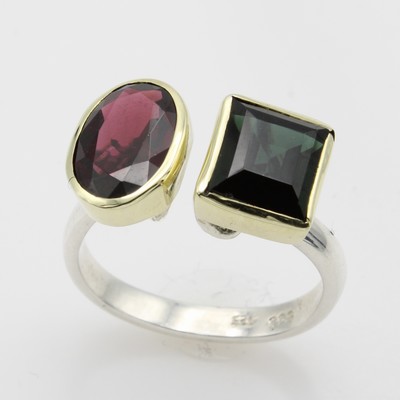 27052672a - Ring mit Farbsteinen, 925er Silber, Fassungen GG 585/000, ovaler Granat ca. 2.7 ct, ...