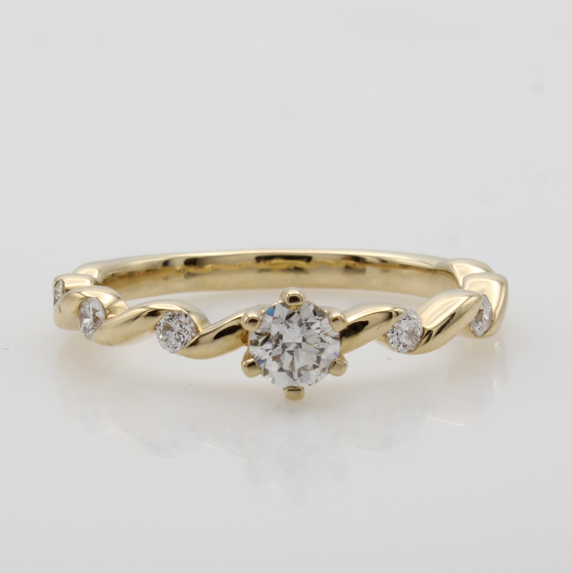 Image 27052714 - Ring mit Brillanten, GG 585/000, Mittelsteinin Krappenf. ca. 0.30 ct, 6 Besatzbrill. ...