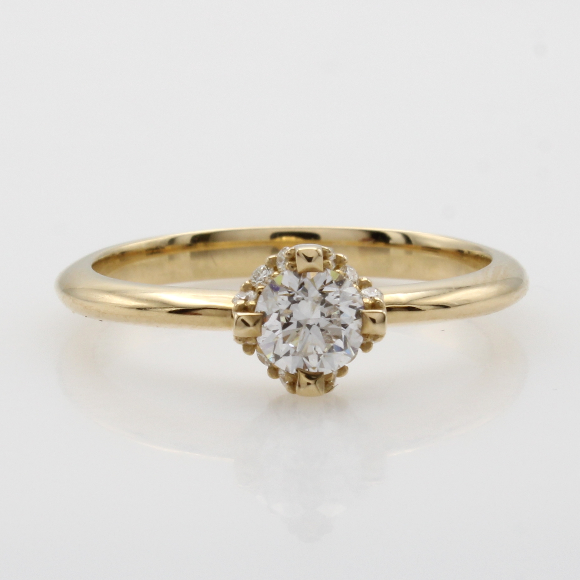 Image 27052715 - Ring mit Brillanten, GG 585/000, Solitär in Krappenf. ca. 0.42 ct Weiß/p seitl. ...